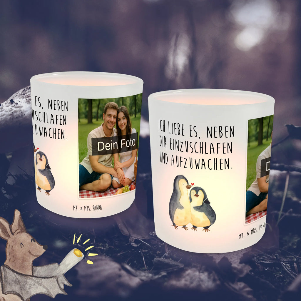 Personalisiertes Foto Windlicht Pinguine Einschlafen Teelichthalter für draußen selber gestalten, Windlicht Garten mit Foto, Windlicht Kerzenhalter, Windlicht Geschenk, Windlicht Für Draußen, Windlicht Design, Windlicht Modern, Windlicht Handgemacht, Windlicht Vintage mit Foto, Teelichthalter Outdoor mit Foto, Teelichthalter mit Foto, Windlicht Klein, Windlicht Skandinavisch, Windlicht Outdoor, Windlichter mit Foto, Windlicht Wohnzimmer, Windlicht Groß, Windlicht Laterne, Windlicht Glas mit Wunschfoto, Windlicht Romantisch, Windlicht Nachhaltig, Windlicht Terrasse, Windlicht Balkon, Foto Teelichthalter, Windlicht Draußen selber gestalten, Windlicht Boho, Teelicht Glas mit Foto, Teelichthalter mit Wunschfoto, Windlicht Dekoration mit Foto, Windlicht mit Foto, Liebe, Partner, Freund, Freundin, Ehemann, Ehefrau, Heiraten, Verlobung, Heiratsantrag, Liebesgeschenk, Jahrestag, Hocheitstag, Geschenk für Partner, Geschenk für Freundin, Liebesbeweis, Hochzeitstag, für Ehemann, Geschenk für Frauen, Mitbringsel, für Männer, Valentinstag