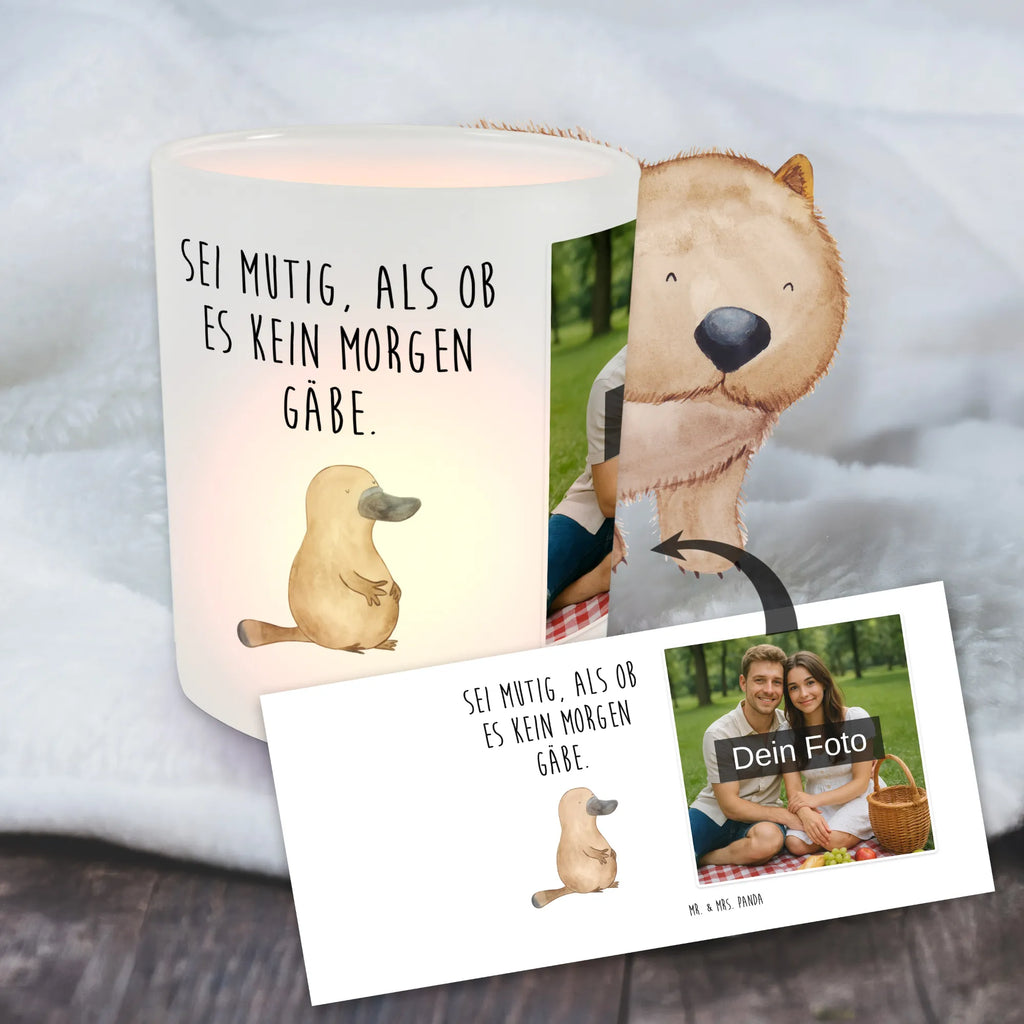 Personalisiertes Foto Windlicht Schnabeltier Mut Windlicht Romantisch, Teelicht Glas mit Foto, Windlicht Für Draußen, Windlicht Garten mit Foto, Windlicht Skandinavisch, Teelichthalter mit Wunschfoto, Windlicht Boho, Windlicht Glas mit Wunschfoto, Windlicht Handgemacht, Teelichthalter für draußen selber gestalten, Foto Teelichthalter, Windlichter mit Foto, Windlicht Dekoration mit Foto, Windlicht Laterne, Teelichthalter mit Foto, Windlicht mit Foto, Windlicht Outdoor, Windlicht Groß, Teelichthalter Outdoor mit Foto, Windlicht Balkon, Windlicht Terrasse, Windlicht Nachhaltig, Windlicht Kerzenhalter, Windlicht Draußen selber gestalten, Windlicht Modern, Windlicht Wohnzimmer, Windlicht Klein, Windlicht Vintage mit Foto, Windlicht Design, Windlicht Geschenk, Meerestiere, Meer, Urlaub, Schnabeltier, Weltreise, Motivation, Training, Neuanfang, Raodtrip, Neustart, mutig, Büro, Schnabeltiere, Mut, Lebensweisheit, Arbeit