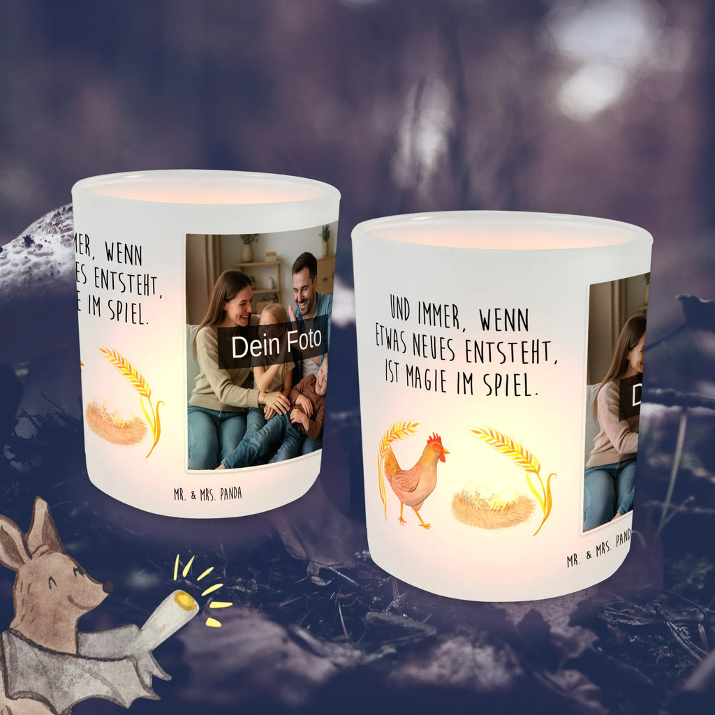 Personalisiertes Foto Windlicht Huhn Stolz Windlicht Design, Teelichthalter mit Wunschfoto, Windlicht Geschenk, Windlicht mit Foto, Windlicht Für Draußen, Windlicht Laterne, Teelichthalter Outdoor mit Foto, Windlicht Boho, Windlicht Garten mit Foto, Windlicht Skandinavisch, Windlicht Terrasse, Foto Teelichthalter, Teelichthalter für draußen selber gestalten, Windlicht Klein, Windlicht Groß, Windlicht Dekoration mit Foto, Windlicht Draußen selber gestalten, Windlicht Handgemacht, Windlicht Wohnzimmer, Windlicht Modern, Windlicht Vintage mit Foto, Windlicht Glas mit Wunschfoto, Windlicht Kerzenhalter, Teelichthalter mit Foto, Windlichter mit Foto, Windlicht Nachhaltig, Windlicht Outdoor, Windlicht Romantisch, Teelicht Glas mit Foto, Windlicht Balkon, Bauernhof, Hoftiere, Landwirt, Landwirtin, Henne, Eier, Schwangerschaft, Hühner, Landleben, Hahn, Spruch, Motivation, Hof, Magie, Geburt