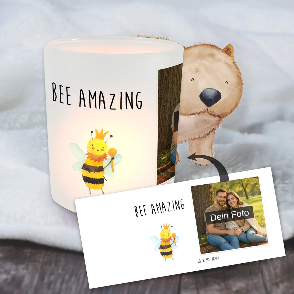 Personalisiertes Foto Windlicht Biene König Windlichter mit Foto, Windlicht Groß, Windlicht mit Foto, Teelichthalter mit Foto, Windlicht Design, Windlicht Boho, Teelicht Glas mit Foto, Teelichthalter für draußen selber gestalten, Windlicht Kerzenhalter, Windlicht Modern, Windlicht Handgemacht, Windlicht Skandinavisch, Windlicht Romantisch, Windlicht Vintage mit Foto, Windlicht Terrasse, Windlicht Geschenk, Windlicht Laterne, Windlicht Wohnzimmer, Windlicht Nachhaltig, Teelichthalter Outdoor mit Foto, Windlicht Klein, Teelichthalter mit Wunschfoto, Windlicht Balkon, Windlicht Für Draußen, Windlicht Outdoor, Windlicht Draußen selber gestalten, Windlicht Glas mit Wunschfoto, Foto Teelichthalter, Windlicht Garten mit Foto, Windlicht Dekoration mit Foto, Biene, Wespe, Hummel