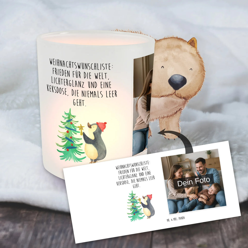 Personalisiertes Foto Windlicht Pinguin Weihnachtsbaum Teelichthalter für draußen selber gestalten, Windlicht mit Foto, Windlicht Klein, Windlicht Modern, Windlicht Outdoor, Windlicht Design, Windlicht Terrasse, Windlicht Glas mit Wunschfoto, Windlicht Nachhaltig, Teelichthalter mit Wunschfoto, Windlicht Draußen selber gestalten, Windlicht Handgemacht, Windlicht Romantisch, Windlicht Boho, Windlicht Skandinavisch, Windlicht Vintage mit Foto, Teelichthalter Outdoor mit Foto, Windlicht Für Draußen, Windlicht Garten mit Foto, Windlicht Dekoration mit Foto, Windlicht Balkon, Foto Teelichthalter, Windlicht Groß, Windlicht Wohnzimmer, Teelicht Glas mit Foto, Windlicht Laterne, Windlicht Geschenk, Windlicht Kerzenhalter, Windlichter mit Foto, Teelichthalter mit Foto, Winter, Weihnachten, Weihnachtsdeko, Nikolaus, Advent, Heiligabend, Wintermotiv, Pinguin