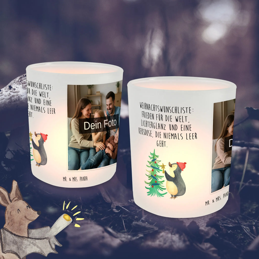 Personalisiertes Foto Windlicht Pinguin Weihnachtsbaum Teelichthalter für draußen selber gestalten, Windlicht mit Foto, Windlicht Klein, Windlicht Modern, Windlicht Outdoor, Windlicht Design, Windlicht Terrasse, Windlicht Glas mit Wunschfoto, Windlicht Nachhaltig, Teelichthalter mit Wunschfoto, Windlicht Draußen selber gestalten, Windlicht Handgemacht, Windlicht Romantisch, Windlicht Boho, Windlicht Skandinavisch, Windlicht Vintage mit Foto, Teelichthalter Outdoor mit Foto, Windlicht Für Draußen, Windlicht Garten mit Foto, Windlicht Dekoration mit Foto, Windlicht Balkon, Foto Teelichthalter, Windlicht Groß, Windlicht Wohnzimmer, Teelicht Glas mit Foto, Windlicht Laterne, Windlicht Geschenk, Windlicht Kerzenhalter, Windlichter mit Foto, Teelichthalter mit Foto, Winter, Weihnachten, Weihnachtsdeko, Nikolaus, Advent, Heiligabend, Wintermotiv, Pinguin