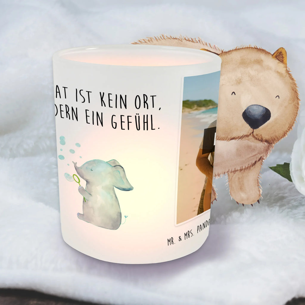 Personalisiertes Foto Windlicht Elefant Seifenblasen Windlicht Dekoration mit Foto, Windlicht Draußen selber gestalten, Teelichthalter mit Foto, Windlicht Nachhaltig, Windlicht Glas mit Wunschfoto, Windlicht Garten mit Foto, Windlicht Wohnzimmer, Foto Teelichthalter, Windlicht Handgemacht, Windlicht Laterne, Windlicht Design, Windlicht Vintage mit Foto, Windlicht Klein, Windlicht Boho, Windlicht Für Draußen, Windlicht Romantisch, Windlicht Terrasse, Windlicht Outdoor, Windlicht Geschenk, Windlichter mit Foto, Teelichthalter für draußen selber gestalten, Windlicht Skandinavisch, Windlicht Balkon, Windlicht Modern, Teelichthalter mit Wunschfoto, Teelichthalter Outdoor mit Foto, Teelicht Glas mit Foto, Windlicht mit Foto, Windlicht Groß, Windlicht Kerzenhalter, Tiermotive, Gute Laune, lustige Sprüche, Tiere, Gefühl. Daheim, Liebesbeweis, Seifenblasen, Elefanten, Dickhäuter, Liebe, Heimat, Elefant, Liebesspruch, Rüsseltier