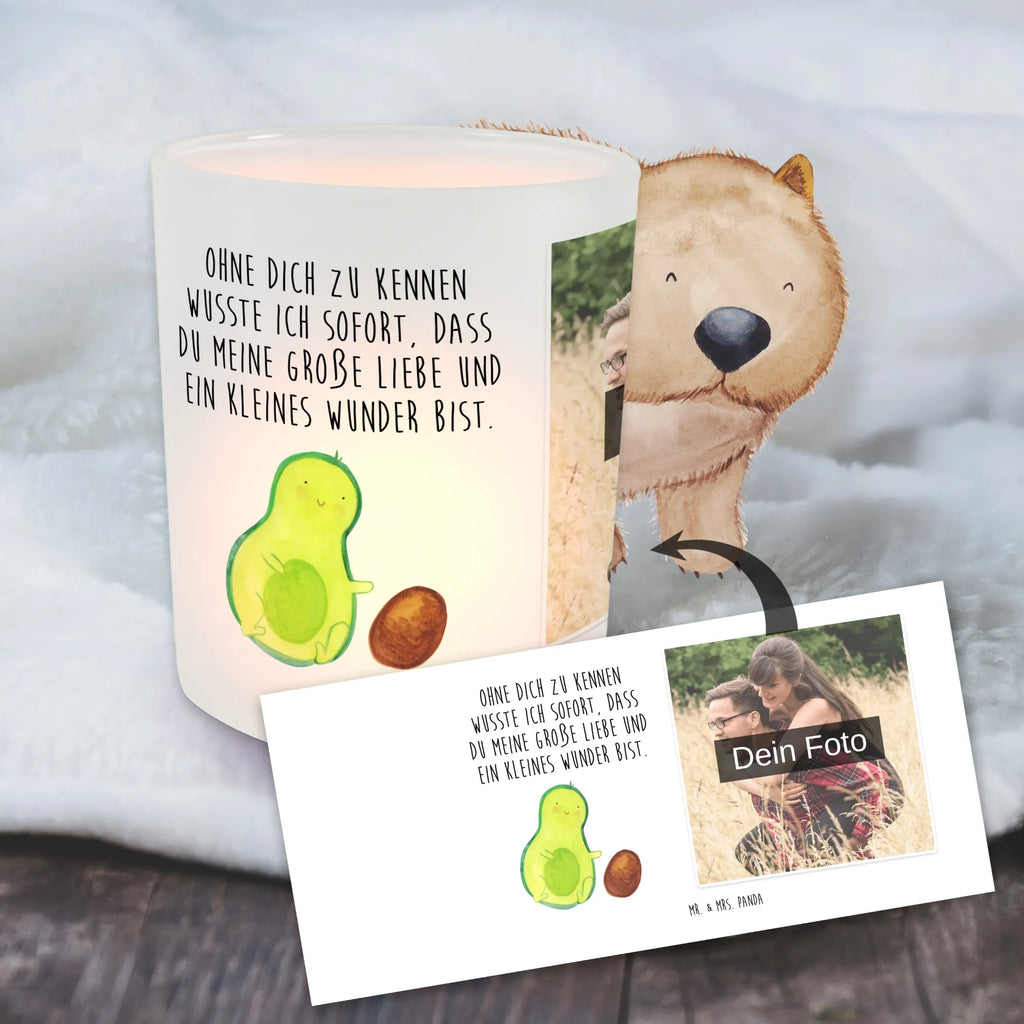 Personalisiertes Foto Windlicht Avocado Kern rollt Windlicht Klein, Teelichthalter für draußen selber gestalten, Windlicht Handgemacht, Teelichthalter mit Wunschfoto, Windlicht Laterne, Teelichthalter mit Foto, Windlicht Outdoor, Windlicht Für Draußen, Windlicht Geschenk, Windlicht Boho, Windlicht Romantisch, Windlicht Draußen selber gestalten, Windlicht Kerzenhalter, Windlicht Wohnzimmer, Windlicht Terrasse, Windlicht mit Foto, Windlicht Modern, Windlicht Nachhaltig, Teelicht Glas mit Foto, Windlicht Garten mit Foto, Windlicht Balkon, Windlicht Glas mit Wunschfoto, Windlicht Groß, Foto Teelichthalter, Windlichter mit Foto, Windlicht Design, Windlicht Skandinavisch, Windlicht Vintage mit Foto, Windlicht Dekoration mit Foto, Teelichthalter Outdoor mit Foto, Avocado, Veggie, Vegan, Gesund, Schwanger, zur Geburt, erstes Kind, Geburtstag, große Liebe, Baby, Schwangerschaft, Babyparty, Säugling, Love, Kind, Avocados, Geburt, Liebe