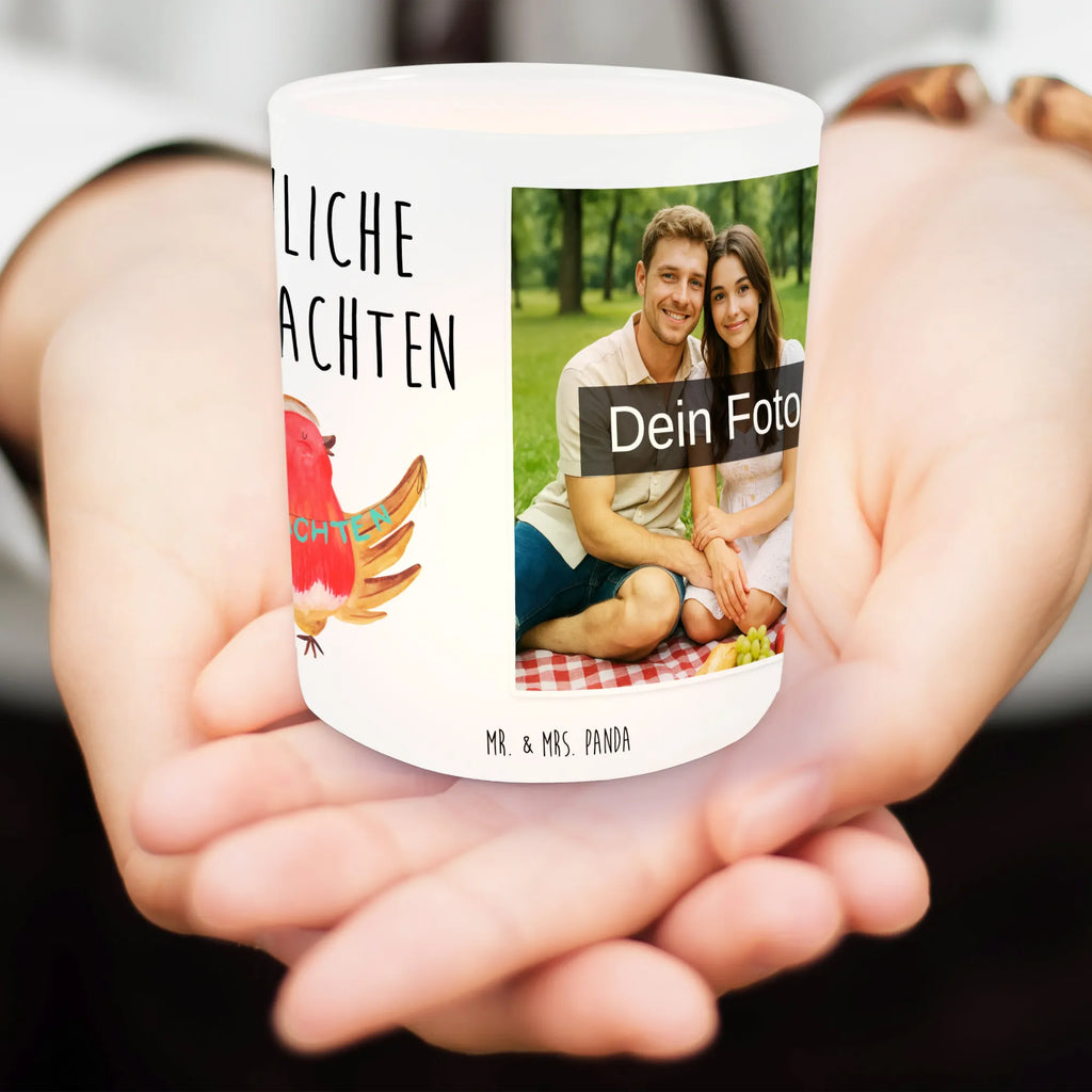 Personalisiertes Foto Windlicht Rotkehlchen Weihnachten Windlicht Groß, Windlicht Kerzenhalter, Windlicht Geschenk, Teelicht Glas mit Foto, Windlicht Handgemacht, Windlicht Garten mit Foto, Windlicht Vintage mit Foto, Windlicht Laterne, Windlicht Glas mit Wunschfoto, Windlicht Klein, Windlicht Modern, Windlicht Dekoration mit Foto, Teelichthalter für draußen selber gestalten, Windlicht Skandinavisch, Windlicht Outdoor, Windlicht Wohnzimmer, Teelichthalter Outdoor mit Foto, Teelichthalter mit Foto, Foto Teelichthalter, Teelichthalter mit Wunschfoto, Windlicht Romantisch, Windlicht Terrasse, Windlicht Balkon, Windlicht Nachhaltig, Windlicht Draußen selber gestalten, Windlicht Für Draußen, Windlichter mit Foto, Windlicht mit Foto, Windlicht Design, Windlicht Boho, Winter, Weihnachten, Weihnachtsdeko, Nikolaus, Advent, Heiligabend, Wintermotiv, Weihnachtsmotiv, Weihnachtsgruß, xmas, Vogel, Frohe Weihnachten