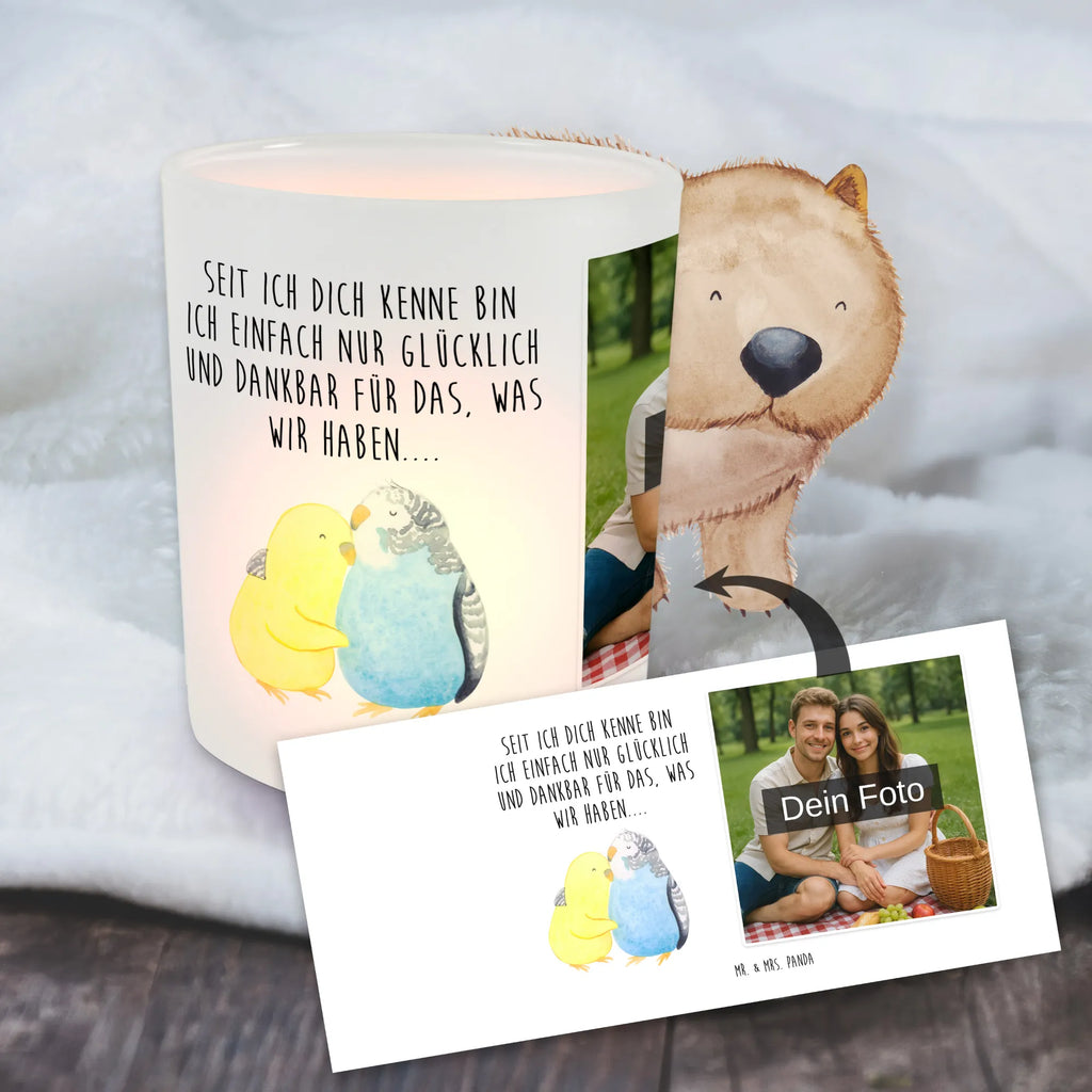 Personalisiertes Foto Windlicht Wellensittich Liebe Windlicht Handgemacht, Windlicht Outdoor, Windlicht Geschenk, Windlicht Design, Windlicht Romantisch, Windlicht Vintage mit Foto, Windlicht Balkon, Windlicht Glas mit Wunschfoto, Teelichthalter Outdoor mit Foto, Teelichthalter für draußen selber gestalten, Windlicht Draußen selber gestalten, Teelichthalter mit Wunschfoto, Windlicht Garten mit Foto, Windlicht mit Foto, Teelichthalter mit Foto, Windlicht Laterne, Windlicht Für Draußen, Windlichter mit Foto, Windlicht Wohnzimmer, Windlicht Klein, Foto Teelichthalter, Windlicht Nachhaltig, Windlicht Groß, Windlicht Terrasse, Windlicht Modern, Windlicht Boho, Windlicht Skandinavisch, Teelicht Glas mit Foto, Windlicht Kerzenhalter, Windlicht Dekoration mit Foto, Liebe, Partner, Freund, Freundin, Ehemann, Ehefrau, Heiraten, Verlobung, Heiratsantrag, Liebesgeschenk, Jahrestag, Hocheitstag, Wellensittich, Kuscheln, Nähe, Vertrauen, Vögel