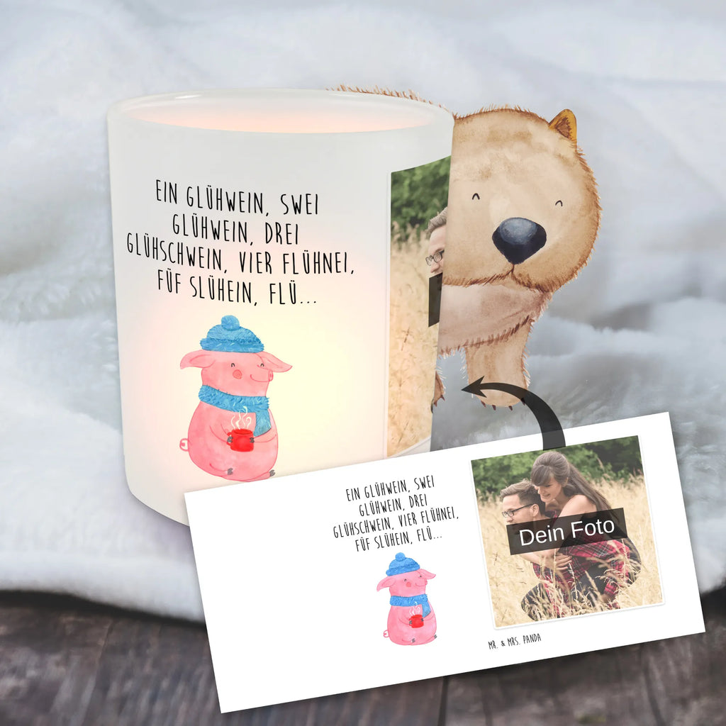 Personalisiertes Foto Windlicht Schweinchen Glühwein Windlichter mit Foto, Windlicht Modern, Windlicht Für Draußen, Windlicht Nachhaltig, Windlicht Handgemacht, Windlicht Geschenk, Teelichthalter für draußen selber gestalten, Windlicht Wohnzimmer, Windlicht Klein, Windlicht Kerzenhalter, Foto Teelichthalter, Windlicht Groß, Windlicht Vintage mit Foto, Windlicht Boho, Teelichthalter Outdoor mit Foto, Windlicht Romantisch, Windlicht Balkon, Windlicht Glas mit Wunschfoto, Windlicht Laterne, Windlicht Skandinavisch, Windlicht Design, Windlicht Draußen selber gestalten, Teelichthalter mit Foto, Teelichthalter mit Wunschfoto, Windlicht Terrasse, Teelicht Glas mit Foto, Windlicht Garten mit Foto, Windlicht mit Foto, Windlicht Dekoration mit Foto, Windlicht Outdoor, Winter, Weihnachten, Weihnachtsdeko, Nikolaus, Advent, Heiligabend, Wintermotiv, Betrunken, Weihnachtsmarkt, Glühwein, Spruch