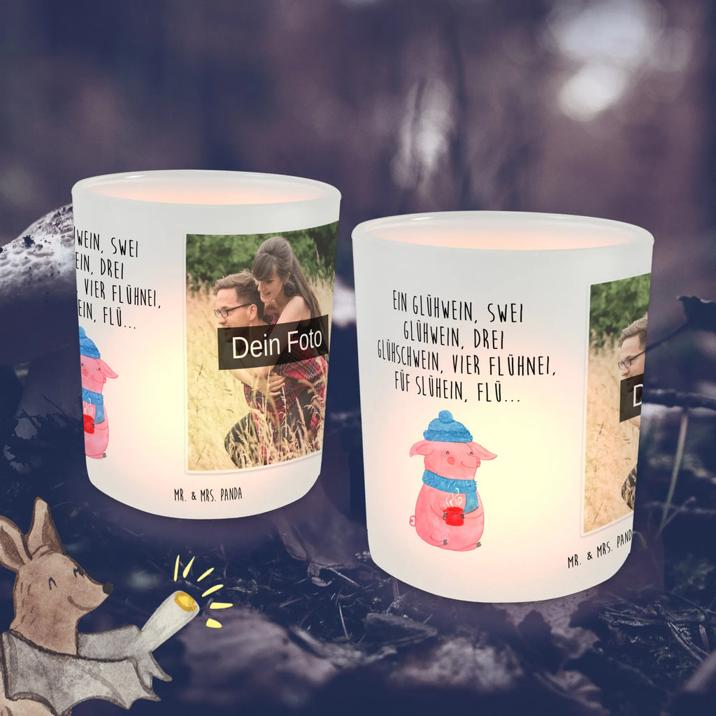 Personalisiertes Foto Windlicht Schweinchen Glühwein Windlichter mit Foto, Windlicht Modern, Windlicht Für Draußen, Windlicht Nachhaltig, Windlicht Handgemacht, Windlicht Geschenk, Teelichthalter für draußen selber gestalten, Windlicht Wohnzimmer, Windlicht Klein, Windlicht Kerzenhalter, Foto Teelichthalter, Windlicht Groß, Windlicht Vintage mit Foto, Windlicht Boho, Teelichthalter Outdoor mit Foto, Windlicht Romantisch, Windlicht Balkon, Windlicht Glas mit Wunschfoto, Windlicht Laterne, Windlicht Skandinavisch, Windlicht Design, Windlicht Draußen selber gestalten, Teelichthalter mit Foto, Teelichthalter mit Wunschfoto, Windlicht Terrasse, Teelicht Glas mit Foto, Windlicht Garten mit Foto, Windlicht mit Foto, Windlicht Dekoration mit Foto, Windlicht Outdoor, Winter, Weihnachten, Weihnachtsdeko, Nikolaus, Advent, Heiligabend, Wintermotiv, Betrunken, Weihnachtsmarkt, Glühwein, Spruch