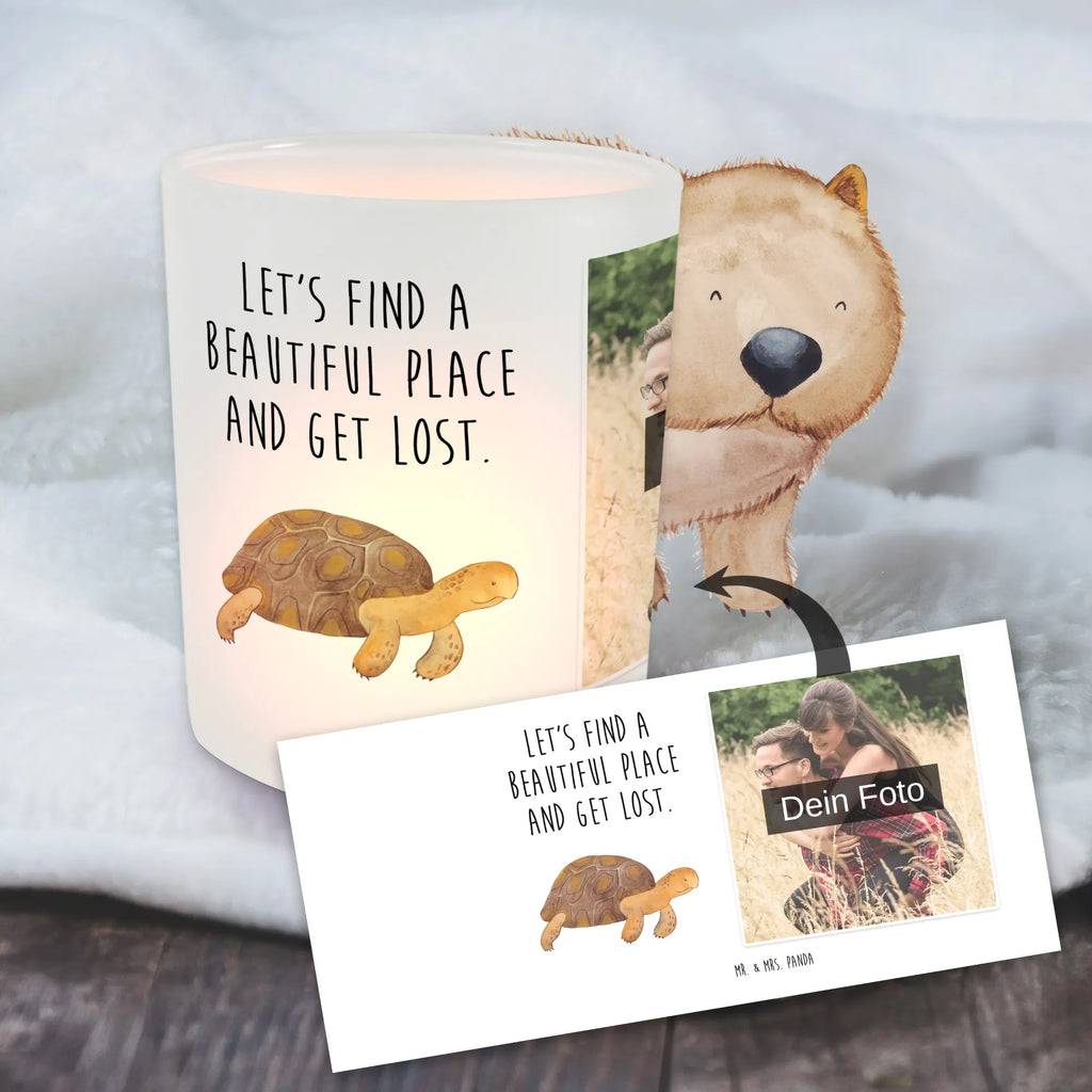 Personalisiertes Foto Windlicht Schildkröte Marschieren Windlicht Design, Windlicht Vintage mit Foto, Windlicht Garten mit Foto, Windlicht mit Foto, Windlicht Modern, Windlicht Groß, Windlicht Glas mit Wunschfoto, Windlicht Geschenk, Windlicht Handgemacht, Windlicht Draußen selber gestalten, Windlicht Outdoor, Foto Teelichthalter, Teelichthalter mit Foto, Windlicht Laterne, Windlicht Für Draußen, Teelichthalter mit Wunschfoto, Windlicht Dekoration mit Foto, Windlicht Boho, Windlicht Balkon, Windlicht Romantisch, Windlicht Nachhaltig, Windlicht Skandinavisch, Teelichthalter für draußen selber gestalten, Teelichthalter Outdoor mit Foto, Windlicht Kerzenhalter, Windlicht Wohnzimmer, Windlichter mit Foto, Windlicht Terrasse, Windlicht Klein, Teelicht Glas mit Foto, Meerestiere, Meer, Urlaub, get lost, Lieblingsmensch, Neustart, Schildkröten, Reiselust, Schildkröte, Inspiration, Abenteuer, Motivation