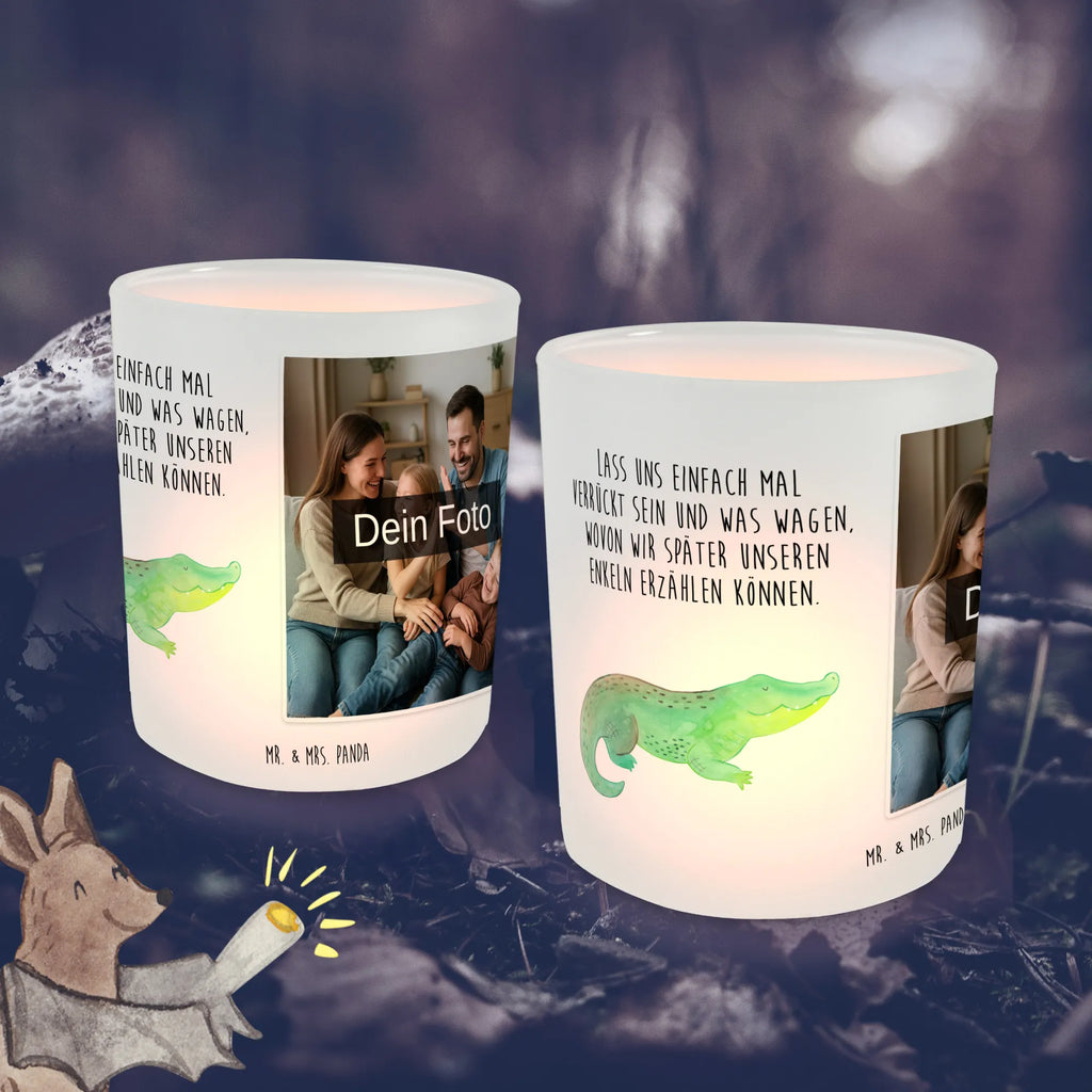 Personalisiertes Foto Windlicht Krokodil Windlicht mit Foto, Windlichter mit Foto, Windlicht Glas mit Wunschfoto, Windlicht Vintage mit Foto, Windlicht Draußen selber gestalten, Windlicht Garten mit Foto, Windlicht Dekoration mit Foto, Windlicht Modern, Windlicht Design, Windlicht Kerzenhalter, Windlicht Groß, Windlicht Klein, Windlicht Für Draußen, Windlicht Laterne, Windlicht Romantisch, Windlicht Skandinavisch, Windlicht Boho, Windlicht Handgemacht, Windlicht Nachhaltig, Windlicht Geschenk, Windlicht Wohnzimmer, Windlicht Balkon, Windlicht Terrasse, Windlicht Outdoor, Teelichthalter mit Foto, Teelicht Glas mit Foto, Teelichthalter Outdoor mit Foto, Teelichthalter für draußen selber gestalten, Teelichthalter mit Wunschfoto, Foto Teelichthalter, Meerestiere, Meer, Urlaub, Krokodil, Krokodile, verrückt sein, spontan sein, Abenteuerlust, Reiselust, Freundin, beste Freundin, Lieblingsmensch