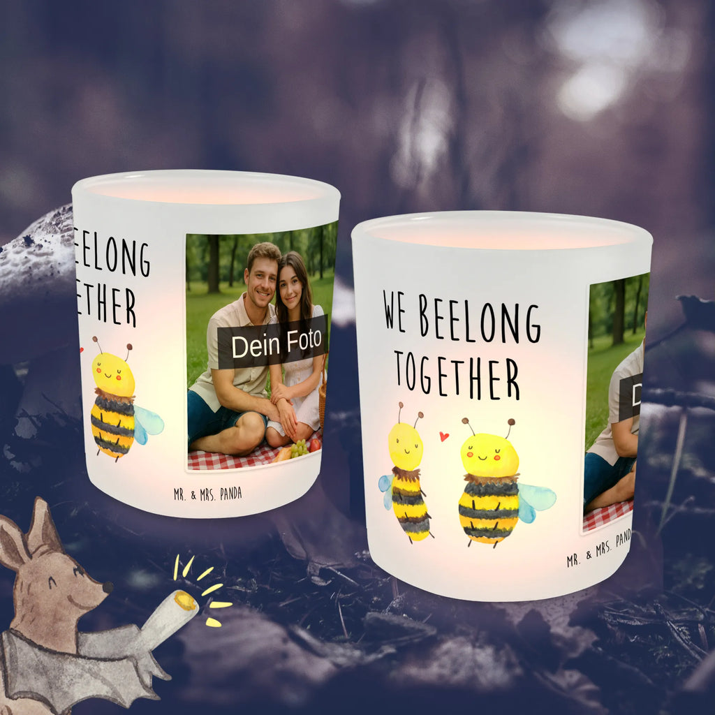 Personalisiertes Foto Windlicht Biene Verliebt Windlicht Vintage mit Foto, Teelichthalter für draußen selber gestalten, Windlichter mit Foto, Windlicht Garten mit Foto, Windlicht Dekoration mit Foto, Teelichthalter mit Wunschfoto, Foto Teelichthalter, Windlicht Glas mit Wunschfoto, Teelicht Glas mit Foto, Teelichthalter mit Foto, Windlicht Groß, Windlicht Laterne, Windlicht Draußen selber gestalten, Windlicht mit Foto, Teelichthalter Outdoor mit Foto, Windlicht Kerzenhalter, Windlicht Für Draußen, Biene, Wespe, Hummel