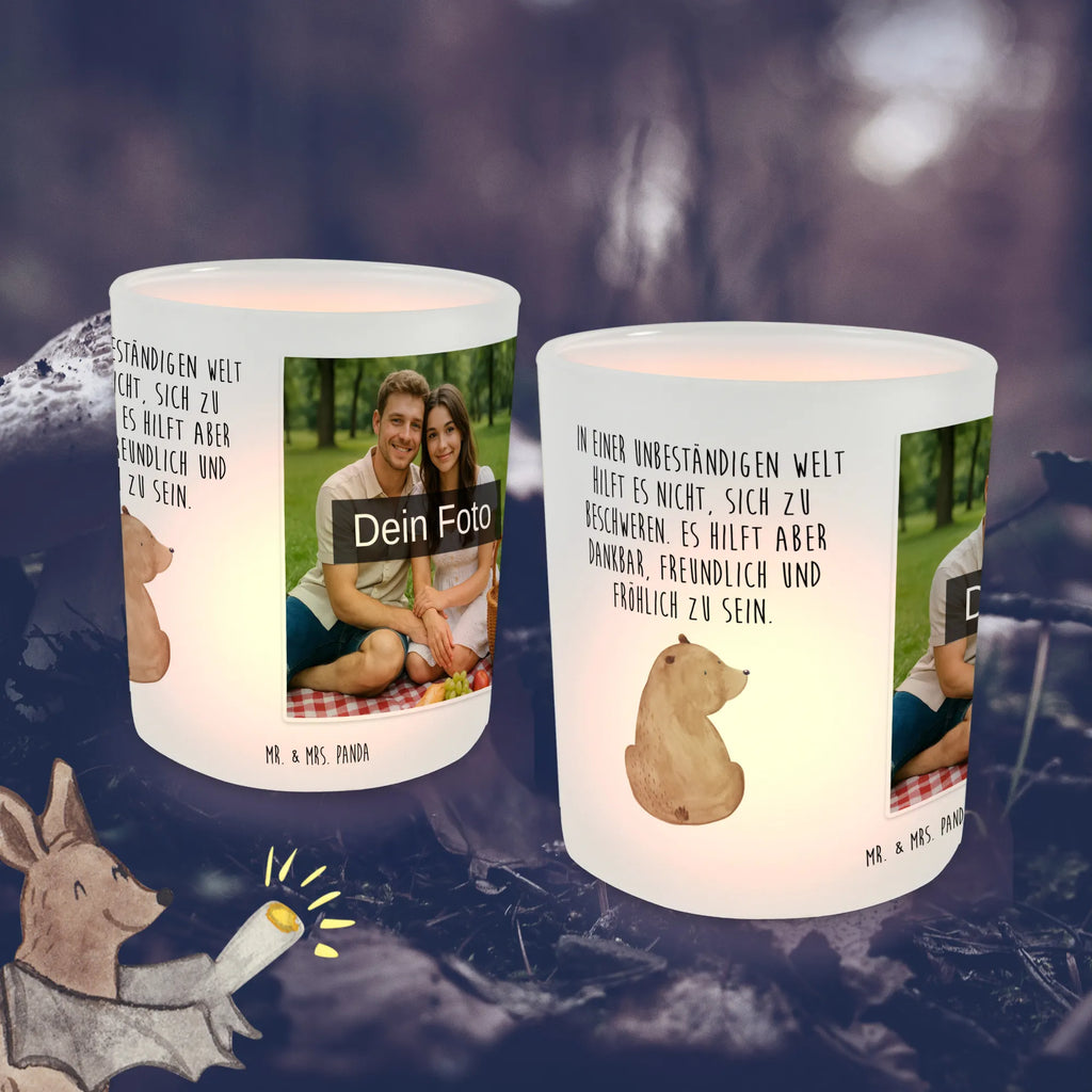 Personalisiertes Foto Windlicht Bär Schulterblick Windlicht Laterne, Windlicht Garten mit Foto, Teelicht Glas mit Foto, Windlicht Draußen selber gestalten, Windlicht Balkon, Windlicht Handgemacht, Windlicht Wohnzimmer, Windlicht Terrasse, Windlicht Boho, Windlicht Groß, Windlicht Vintage mit Foto, Teelichthalter mit Foto, Windlicht Kerzenhalter, Windlicht Geschenk, Windlicht Romantisch, Foto Teelichthalter, Windlicht Modern, Windlicht Skandinavisch, Windlicht Design, Teelichthalter für draußen selber gestalten, Windlicht Klein, Teelichthalter mit Wunschfoto, Windlicht Für Draußen, Windlichter mit Foto, Windlicht Nachhaltig, Windlicht Outdoor, Windlicht Dekoration mit Foto, Windlicht Glas mit Wunschfoto, Teelichthalter Outdoor mit Foto, Windlicht mit Foto, Bär, Teddy, Teddybär, Motivation, Selbstachtung, Weltansicht, Bären, Weisheit, Bärenliebe