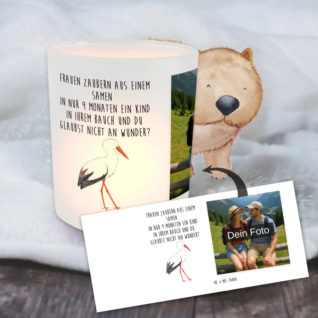 Personalisiertes Foto Windlicht Storch Windlicht mit Foto, Windlichter mit Foto, Windlicht Glas mit Wunschfoto, Windlicht Vintage mit Foto, Windlicht Draußen selber gestalten, Windlicht Garten mit Foto, Windlicht Dekoration mit Foto, Windlicht Modern, Windlicht Design, Windlicht Kerzenhalter, Windlicht Groß, Windlicht Klein, Windlicht Für Draußen, Windlicht Laterne, Windlicht Romantisch, Windlicht Skandinavisch, Windlicht Boho, Windlicht Handgemacht, Windlicht Nachhaltig, Windlicht Geschenk, Windlicht Wohnzimmer, Windlicht Balkon, Windlicht Terrasse, Windlicht Outdoor, Teelichthalter mit Foto, Teelicht Glas mit Foto, Teelichthalter Outdoor mit Foto, Teelichthalter für draußen selber gestalten, Teelichthalter mit Wunschfoto, Foto Teelichthalter, Tiermotive, Gute Laune, lustige Sprüche, Tiere, Storch, Störche, Schwangerschaft, Geburt, Mutter, Mütter, Mutter werden, Schwanger, Babybauch, Baby