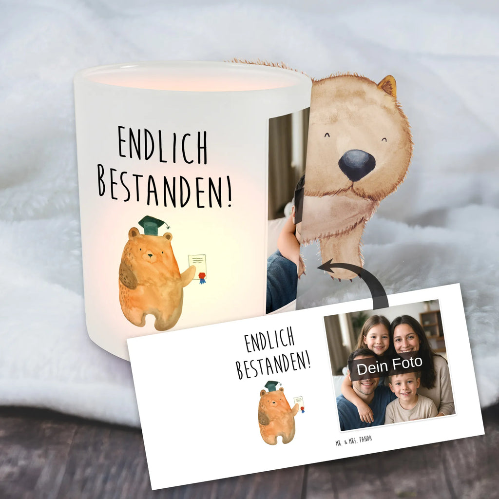 Personalisiertes Foto Windlicht Bär Prüfung Windlicht Terrasse, Windlicht Laterne, Windlicht Klein, Windlicht Balkon, Windlicht Design, Windlicht Dekoration mit Foto, Foto Teelichthalter, Teelicht Glas mit Foto, Windlicht Nachhaltig, Windlichter mit Foto, Teelichthalter für draußen selber gestalten, Teelichthalter Outdoor mit Foto, Windlicht Garten mit Foto, Windlicht Wohnzimmer, Teelichthalter mit Wunschfoto, Windlicht Vintage mit Foto, Windlicht Kerzenhalter, Windlicht Outdoor, Windlicht Glas mit Wunschfoto, Windlicht Groß, Windlicht Boho, Windlicht mit Foto, Windlicht Für Draußen, Windlicht Handgemacht, Teelichthalter mit Foto, Windlicht Skandinavisch, Windlicht Romantisch, Windlicht Modern, Windlicht Geschenk, Windlicht Draußen selber gestalten, Bär, Teddy, Teddybär, Abschlusszeugnis, Prüfung bestanden, Zeugnis, Prüfungen, Abschluss, Abitur