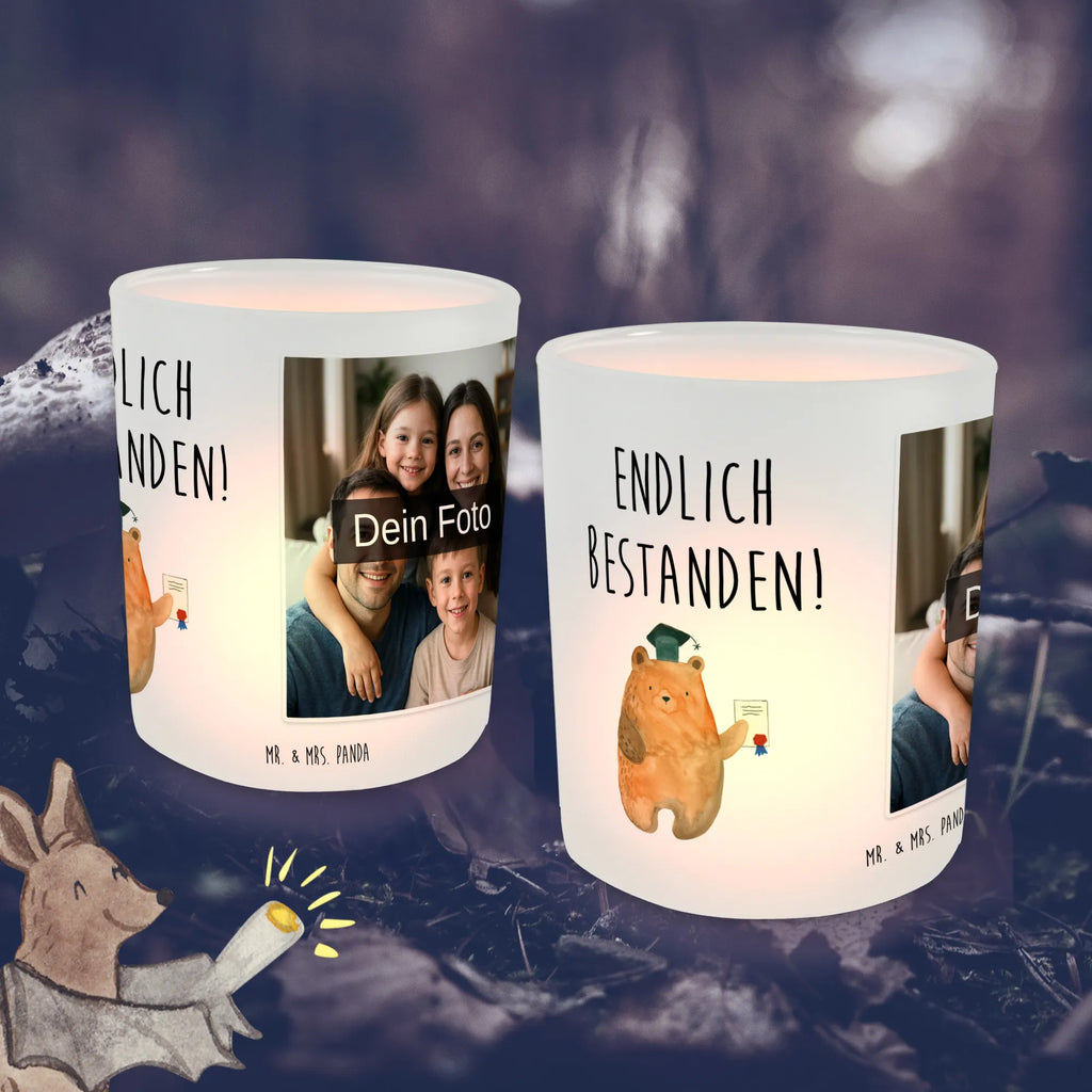 Personalisiertes Foto Windlicht Bär Prüfung Windlicht Terrasse, Windlicht Laterne, Windlicht Klein, Windlicht Balkon, Windlicht Design, Windlicht Dekoration mit Foto, Foto Teelichthalter, Teelicht Glas mit Foto, Windlicht Nachhaltig, Windlichter mit Foto, Teelichthalter für draußen selber gestalten, Teelichthalter Outdoor mit Foto, Windlicht Garten mit Foto, Windlicht Wohnzimmer, Teelichthalter mit Wunschfoto, Windlicht Vintage mit Foto, Windlicht Kerzenhalter, Windlicht Outdoor, Windlicht Glas mit Wunschfoto, Windlicht Groß, Windlicht Boho, Windlicht mit Foto, Windlicht Für Draußen, Windlicht Handgemacht, Teelichthalter mit Foto, Windlicht Skandinavisch, Windlicht Romantisch, Windlicht Modern, Windlicht Geschenk, Windlicht Draußen selber gestalten, Bär, Teddy, Teddybär, Abschlusszeugnis, Prüfung bestanden, Zeugnis, Prüfungen, Abschluss, Abitur