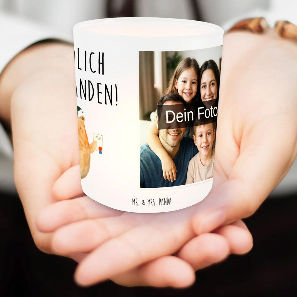 Personalisiertes Foto Windlicht Bär Prüfung Windlicht Terrasse, Windlicht Laterne, Windlicht Klein, Windlicht Balkon, Windlicht Design, Windlicht Dekoration mit Foto, Foto Teelichthalter, Teelicht Glas mit Foto, Windlicht Nachhaltig, Windlichter mit Foto, Teelichthalter für draußen selber gestalten, Teelichthalter Outdoor mit Foto, Windlicht Garten mit Foto, Windlicht Wohnzimmer, Teelichthalter mit Wunschfoto, Windlicht Vintage mit Foto, Windlicht Kerzenhalter, Windlicht Outdoor, Windlicht Glas mit Wunschfoto, Windlicht Groß, Windlicht Boho, Windlicht mit Foto, Windlicht Für Draußen, Windlicht Handgemacht, Teelichthalter mit Foto, Windlicht Skandinavisch, Windlicht Romantisch, Windlicht Modern, Windlicht Geschenk, Windlicht Draußen selber gestalten, Bär, Teddy, Teddybär, Abschlusszeugnis, Prüfung bestanden, Zeugnis, Prüfungen, Abschluss, Abitur