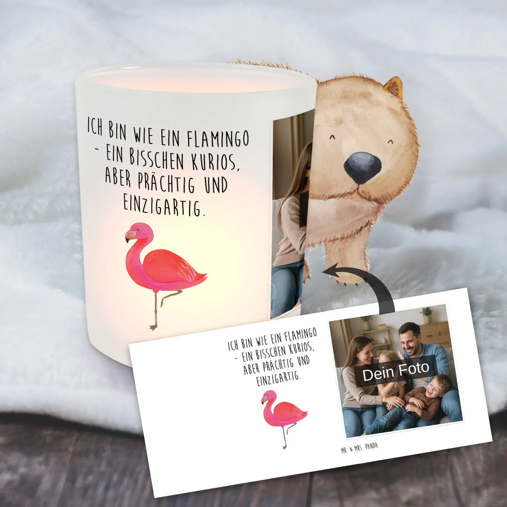 Personalisiertes Foto Windlicht Flamingo Classic Windlicht Laterne, Teelichthalter Outdoor mit Foto, Windlicht Kerzenhalter, Windlicht Modern, Windlicht Groß, Windlicht Design, Windlicht Dekoration mit Foto, Windlicht Skandinavisch, Windlicht Geschenk, Windlicht Glas mit Wunschfoto, Windlicht Für Draußen, Windlicht Nachhaltig, Windlicht Terrasse, Windlicht Boho, Windlicht Outdoor, Windlicht Romantisch, Teelicht Glas mit Foto, Windlicht Klein, Windlicht Handgemacht, Windlicht Garten mit Foto, Teelichthalter mit Foto, Windlicht Vintage mit Foto, Windlicht mit Foto, Windlicht Draußen selber gestalten, Windlicht Balkon, Windlichter mit Foto, Foto Teelichthalter, Teelichthalter mit Wunschfoto, Teelichthalter für draußen selber gestalten, Windlicht Wohnzimmer, Flamingo, Selbstliebe, Außenseiter, Stolz, ich, für mich, Geschwister, Einzigartig, Spruch, Freundin, Sohn, Tochter, Freundinnen