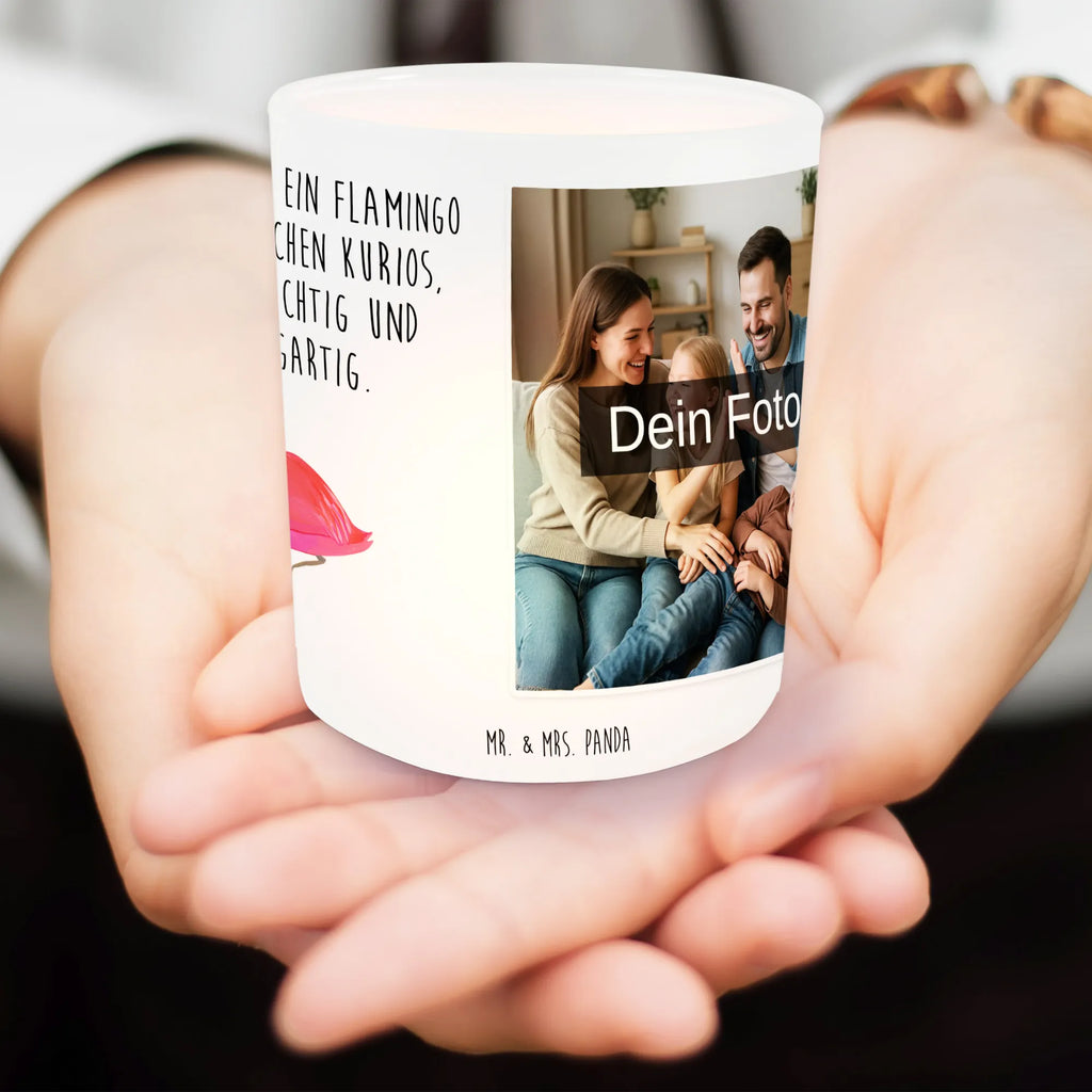 Personalisiertes Foto Windlicht Flamingo Classic Windlicht Laterne, Teelichthalter Outdoor mit Foto, Windlicht Kerzenhalter, Windlicht Modern, Windlicht Groß, Windlicht Design, Windlicht Dekoration mit Foto, Windlicht Skandinavisch, Windlicht Geschenk, Windlicht Glas mit Wunschfoto, Windlicht Für Draußen, Windlicht Nachhaltig, Windlicht Terrasse, Windlicht Boho, Windlicht Outdoor, Windlicht Romantisch, Teelicht Glas mit Foto, Windlicht Klein, Windlicht Handgemacht, Windlicht Garten mit Foto, Teelichthalter mit Foto, Windlicht Vintage mit Foto, Windlicht mit Foto, Windlicht Draußen selber gestalten, Windlicht Balkon, Windlichter mit Foto, Foto Teelichthalter, Teelichthalter mit Wunschfoto, Teelichthalter für draußen selber gestalten, Windlicht Wohnzimmer, Flamingo, Selbstliebe, Außenseiter, Stolz, ich, für mich, Geschwister, Einzigartig, Spruch, Freundin, Sohn, Tochter, Freundinnen