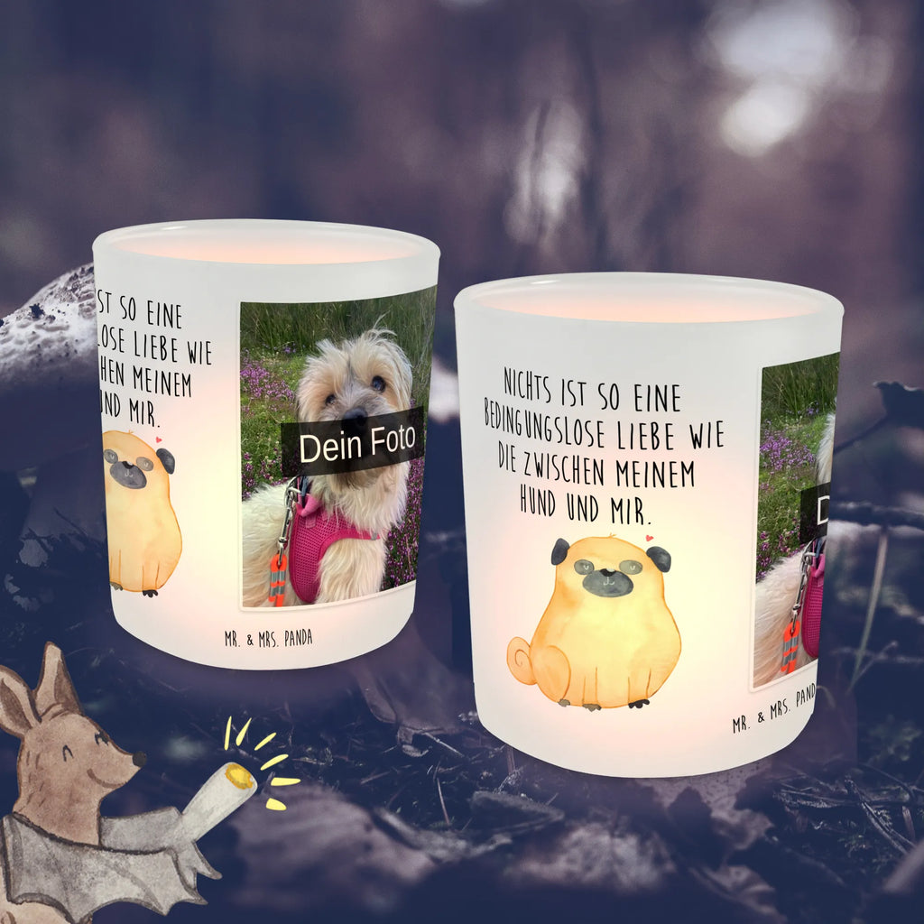 Personalisiertes Foto Windlicht Mops Windlicht mit Foto, Windlichter mit Foto, Windlicht Glas mit Wunschfoto, Windlicht Vintage mit Foto, Windlicht Draußen selber gestalten, Windlicht Garten mit Foto, Windlicht Dekoration mit Foto, Windlicht Modern, Windlicht Design, Windlicht Kerzenhalter, Windlicht Groß, Windlicht Klein, Windlicht Für Draußen, Windlicht Laterne, Windlicht Romantisch, Windlicht Skandinavisch, Windlicht Boho, Windlicht Handgemacht, Windlicht Nachhaltig, Windlicht Geschenk, Windlicht Wohnzimmer, Windlicht Balkon, Windlicht Terrasse, Windlicht Outdoor, Teelichthalter mit Foto, Teelicht Glas mit Foto, Teelichthalter Outdoor mit Foto, Teelichthalter für draußen selber gestalten, Teelichthalter mit Wunschfoto, Foto Teelichthalter, Hund, Hundemotiv, Haustier, Hunderasse, Tierliebhaber, Hundebesitzer, Sprüche, Mops, Liebe, Hundeliebe