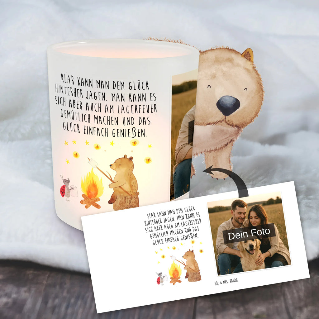 Personalisiertes Foto Windlicht Bär & Marienkäfer Lagerfeuer Windlicht mit Foto, Windlichter mit Foto, Windlicht Glas mit Wunschfoto, Windlicht Vintage mit Foto, Windlicht Draußen selber gestalten, Windlicht Garten mit Foto, Windlicht Dekoration mit Foto, Windlicht Modern, Windlicht Design, Windlicht Kerzenhalter, Windlicht Groß, Windlicht Klein, Windlicht Für Draußen, Windlicht Laterne, Windlicht Romantisch, Windlicht Skandinavisch, Windlicht Boho, Windlicht Handgemacht, Windlicht Nachhaltig, Windlicht Geschenk, Windlicht Wohnzimmer, Windlicht Balkon, Windlicht Terrasse, Windlicht Outdoor, Teelichthalter mit Foto, Teelicht Glas mit Foto, Teelichthalter Outdoor mit Foto, Teelichthalter für draußen selber gestalten, Teelichthalter mit Wunschfoto, Foto Teelichthalter, Bär, Teddy, Teddybär, Lagerfeuer
