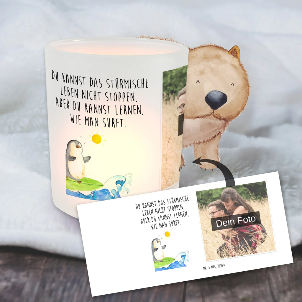 Personalisiertes Foto Windlicht Pinguin Surfer Teelichthalter mit Foto, Windlicht Skandinavisch, Windlicht Groß, Windlicht Handgemacht, Windlicht Design, Windlicht Für Draußen, Windlicht Nachhaltig, Windlicht Modern, Windlicht Laterne, Windlicht Romantisch, Windlicht Garten mit Foto, Windlicht Vintage mit Foto, Teelicht Glas mit Foto, Windlicht mit Foto, Windlicht Terrasse, Teelichthalter für draußen selber gestalten, Windlicht Wohnzimmer, Windlicht Draußen selber gestalten, Windlicht Boho, Windlicht Outdoor, Windlicht Dekoration mit Foto, Teelichthalter Outdoor mit Foto, Teelichthalter mit Wunschfoto, Windlicht Klein, Windlicht Glas mit Wunschfoto, Windlicht Kerzenhalter, Windlicht Geschenk, Windlicht Balkon, Windlichter mit Foto, Foto Teelichthalter, Pinguin, Wellen reiten, Surfer, Hawaii, Pinguine, Portugal, surfen, Urlaub, Wellen