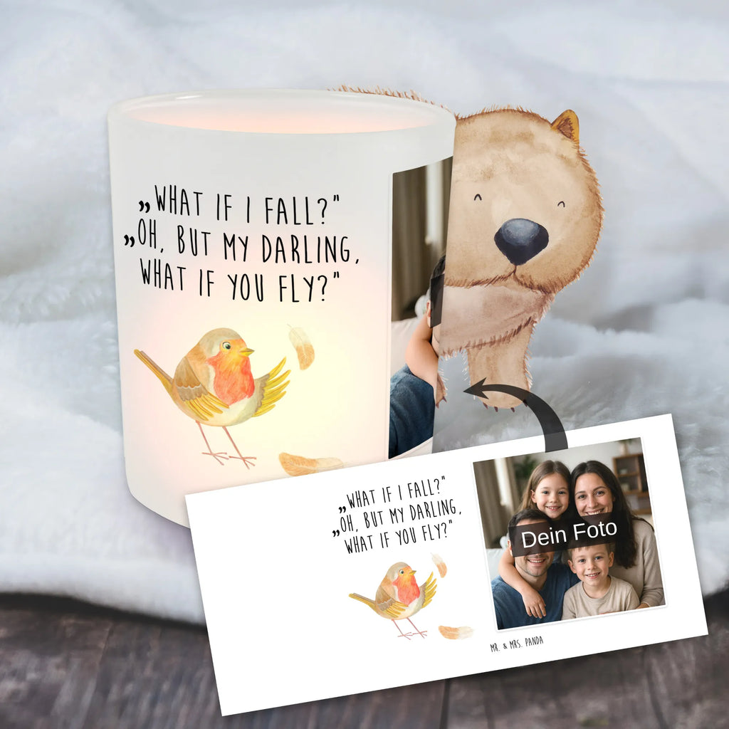 Personalisiertes Foto Windlicht Rotkehlchen Federn Windlicht Garten mit Foto, Windlicht Outdoor, Windlicht Design, Windlicht Klein, Windlicht Vintage mit Foto, Windlicht Laterne, Windlicht Modern, Windlichter mit Foto, Windlicht Wohnzimmer, Windlicht Glas mit Wunschfoto, Windlicht Kerzenhalter, Windlicht Nachhaltig, Windlicht Draußen selber gestalten, Windlicht Boho, Teelichthalter mit Wunschfoto, Windlicht Geschenk, Foto Teelichthalter, Windlicht Handgemacht, Windlicht Terrasse, Windlicht Dekoration mit Foto, Windlicht Romantisch, Windlicht mit Foto, Teelichthalter für draußen selber gestalten, Teelichthalter Outdoor mit Foto, Teelichthalter mit Foto, Windlicht Balkon, Teelicht Glas mit Foto, Windlicht Für Draußen, Windlicht Groß, Windlicht Skandinavisch, Tiermotive, Gute Laune, lustige Sprüche, Tiere, What if i fall, Rotkehlchen, Motivation Sprüche, Spruch Mut, fliegen, Motivationsbilder, Spruch Motivation, Vogel