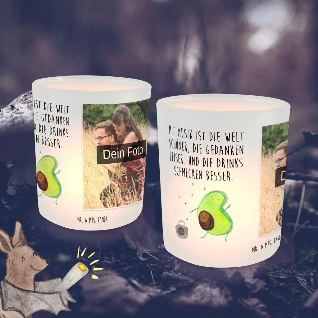 Personalisiertes Foto Windlicht Avocado Tanzen Windlicht mit Foto, Windlichter mit Foto, Windlicht Glas mit Wunschfoto, Windlicht Vintage mit Foto, Windlicht Draußen selber gestalten, Windlicht Garten mit Foto, Windlicht Dekoration mit Foto, Windlicht Modern, Windlicht Design, Windlicht Kerzenhalter, Windlicht Groß, Windlicht Klein, Windlicht Für Draußen, Windlicht Laterne, Windlicht Romantisch, Windlicht Skandinavisch, Windlicht Boho, Windlicht Handgemacht, Windlicht Nachhaltig, Windlicht Geschenk, Windlicht Wohnzimmer, Windlicht Balkon, Windlicht Terrasse, Windlicht Outdoor, Teelichthalter mit Foto, Teelicht Glas mit Foto, Teelichthalter Outdoor mit Foto, Teelichthalter für draußen selber gestalten, Teelichthalter mit Wunschfoto, Foto Teelichthalter, Avocado, Veggie, Vegan, Gesund