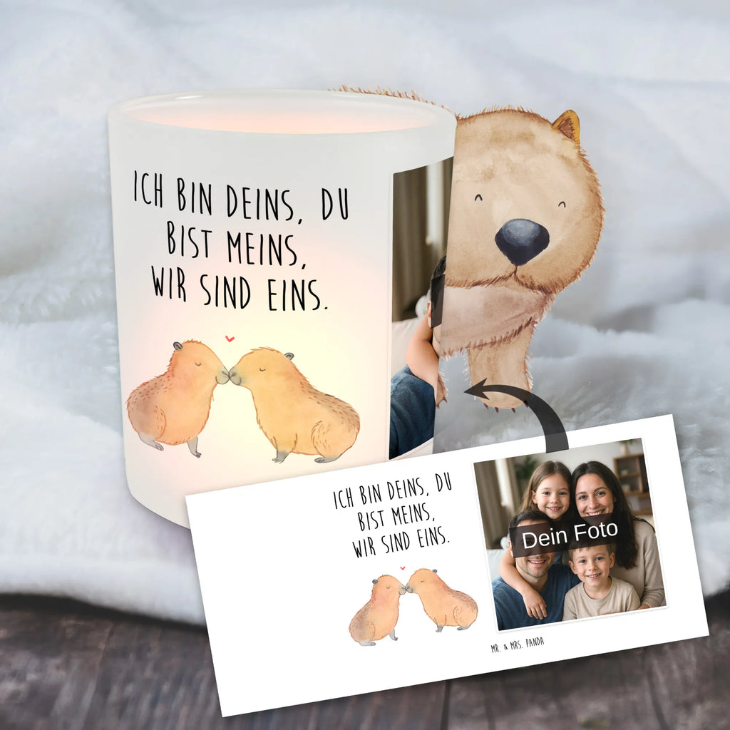 Personalisiertes Foto Windlicht Capybara Liebe Windlicht Kerzenhalter, Windlichter mit Foto, Windlicht Klein, Windlicht Glas mit Wunschfoto, Windlicht mit Foto, Windlicht Für Draußen, Windlicht Wohnzimmer, Teelichthalter mit Wunschfoto, Teelichthalter Outdoor mit Foto, Teelichthalter mit Foto, Windlicht Dekoration mit Foto, Windlicht Draußen selber gestalten, Windlicht Modern, Teelicht Glas mit Foto, Windlicht Romantisch, Windlicht Terrasse, Foto Teelichthalter, Windlicht Balkon, Windlicht Vintage mit Foto, Windlicht Skandinavisch, Windlicht Design, Windlicht Garten mit Foto, Windlicht Laterne, Windlicht Geschenk, Windlicht Handgemacht, Windlicht Nachhaltig, Windlicht Groß, Windlicht Outdoor, Teelichthalter für draußen selber gestalten, Windlicht Boho, Tiermotive, Gute Laune, lustige Sprüche, Tiere, Verschmolzen, Capybara, Ich bin deins, Handgezeichnet, Kuschel Capybaras, Du bist meins, Herzlich, verliebt, Liebe, Partnertiere, Jahrestag, Paar, Romantisches Geschenk, Ehejubiläum, Liebesbeweis, Beziehung, Tierliebe, Liebesspruch, Valentinstag, Geschenkidee
