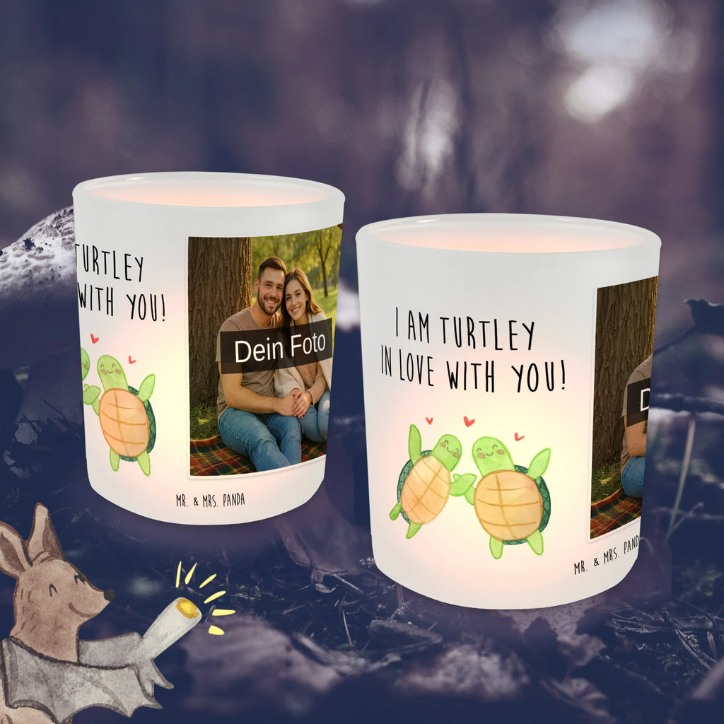 Personalisiertes Foto Windlicht Schildkröten Paar Windlicht mit Foto, Windlichter mit Foto, Windlicht Glas mit Wunschfoto, Windlicht Vintage mit Foto, Windlicht Draußen selber gestalten, Windlicht Garten mit Foto, Windlicht Dekoration mit Foto, Windlicht Modern, Windlicht Design, Windlicht Kerzenhalter, Windlicht Groß, Windlicht Klein, Windlicht Für Draußen, Windlicht Laterne, Windlicht Romantisch, Windlicht Skandinavisch, Windlicht Boho, Windlicht Handgemacht, Windlicht Nachhaltig, Windlicht Geschenk, Windlicht Wohnzimmer, Windlicht Balkon, Windlicht Terrasse, Windlicht Outdoor, Teelichthalter mit Foto, Teelicht Glas mit Foto, Teelichthalter Outdoor mit Foto, Teelichthalter für draußen selber gestalten, Teelichthalter mit Wunschfoto, Foto Teelichthalter, Liebe, Partner, Freund, Freundin, Ehemann, Ehefrau, Heiraten, Verlobung, Heiratsantrag, Liebesgeschenk, Jahrestag, Hocheitstag, Valentinstag, Geschenk für Frauen, Hochzeitstag, Mitbringsel, Geschenk für Freundin, Geschenk für Partner, Liebesbeweis, für Männer, für Ehemann
