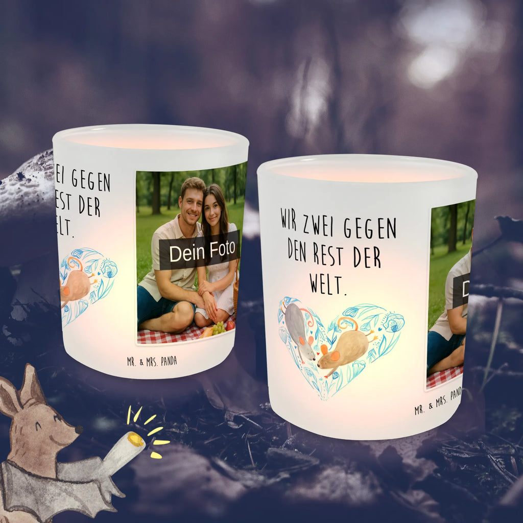 Personalisiertes Foto Windlicht Mäuse Herz Windlicht Modern, Windlicht Terrasse, Windlicht Dekoration mit Foto, Teelichthalter mit Wunschfoto, Windlicht mit Foto, Teelichthalter Outdoor mit Foto, Windlicht Balkon, Windlicht Glas mit Wunschfoto, Windlicht Vintage mit Foto, Windlicht Groß, Windlicht Wohnzimmer, Teelichthalter für draußen selber gestalten, Windlicht Garten mit Foto, Teelicht Glas mit Foto, Windlicht Für Draußen, Teelichthalter mit Foto, Windlicht Klein, Windlicht Boho, Windlicht Romantisch, Windlicht Outdoor, Windlicht Kerzenhalter, Windlicht Laterne, Windlichter mit Foto, Windlicht Handgemacht, Foto Teelichthalter, Windlicht Nachhaltig, Windlicht Geschenk, Windlicht Skandinavisch, Windlicht Draußen selber gestalten, Windlicht Design, Liebe, Partner, Freund, Freundin, Ehemann, Ehefrau, Heiraten, Verlobung, Heiratsantrag, Liebesgeschenk, Jahrestag, Hocheitstag, Lieblingsmensch, Liebesbeweis, Gemeinsamkeit, Maus, Love, Geschenk für zwei, Hochzeit, Mäuse, Liebesbotschaft