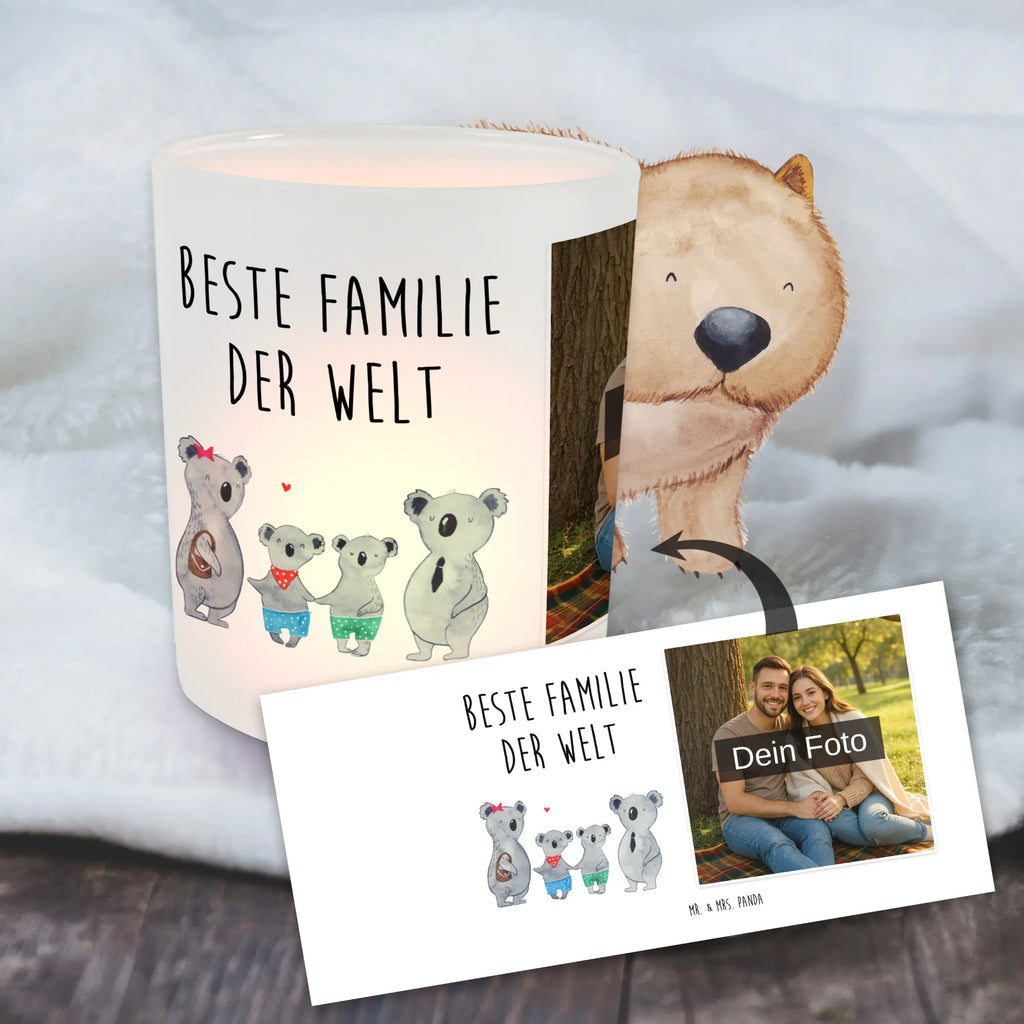 Personalisiertes Foto Windlicht Koala Familie zwei Teelichthalter mit Foto, Windlicht Laterne, Windlicht Outdoor, Teelichthalter mit Wunschfoto, Windlicht Kerzenhalter, Windlicht Handgemacht, Teelichthalter für draußen selber gestalten, Windlicht Garten mit Foto, Windlicht Klein, Windlicht Terrasse, Windlicht Geschenk, Windlicht Boho, Windlicht Design, Foto Teelichthalter, Windlicht mit Foto, Windlicht Romantisch, Windlicht Für Draußen, Windlicht Wohnzimmer, Windlicht Dekoration mit Foto, Windlicht Modern, Windlicht Draußen selber gestalten, Windlicht Nachhaltig, Windlicht Glas mit Wunschfoto, Teelicht Glas mit Foto, Windlichter mit Foto, Windlicht Skandinavisch, Windlicht Vintage mit Foto, Teelichthalter Outdoor mit Foto, Windlicht Balkon, Windlicht Groß, Familie, Vatertag, Muttertag, Bruder, Schwester, Mama, Papa, Oma, Opa, beste Familie, Koalabär, Familienzeit, Lieblingsfamilie, Koala, Koalafamilie, Familienleben