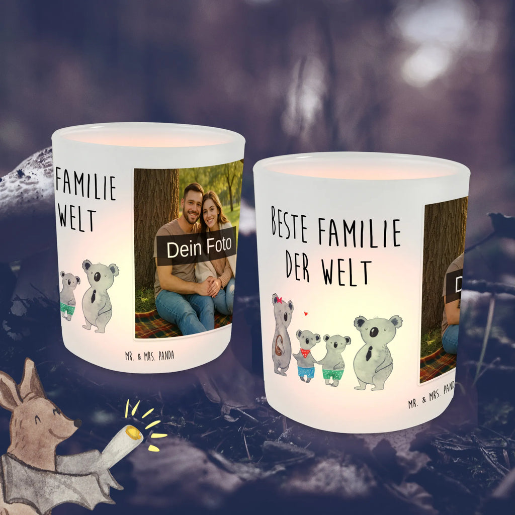 Personalisiertes Foto Windlicht Koala Familie zwei Teelichthalter mit Foto, Windlicht Laterne, Windlicht Outdoor, Teelichthalter mit Wunschfoto, Windlicht Kerzenhalter, Windlicht Handgemacht, Teelichthalter für draußen selber gestalten, Windlicht Garten mit Foto, Windlicht Klein, Windlicht Terrasse, Windlicht Geschenk, Windlicht Boho, Windlicht Design, Foto Teelichthalter, Windlicht mit Foto, Windlicht Romantisch, Windlicht Für Draußen, Windlicht Wohnzimmer, Windlicht Dekoration mit Foto, Windlicht Modern, Windlicht Draußen selber gestalten, Windlicht Nachhaltig, Windlicht Glas mit Wunschfoto, Teelicht Glas mit Foto, Windlichter mit Foto, Windlicht Skandinavisch, Windlicht Vintage mit Foto, Teelichthalter Outdoor mit Foto, Windlicht Balkon, Windlicht Groß, Familie, Vatertag, Muttertag, Bruder, Schwester, Mama, Papa, Oma, Opa, beste Familie, Koalabär, Familienzeit, Lieblingsfamilie, Koala, Koalafamilie, Familienleben