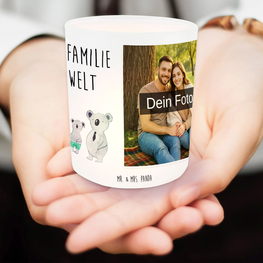 Personalisiertes Foto Windlicht Koala Familie zwei Teelichthalter mit Foto, Windlicht Laterne, Windlicht Outdoor, Teelichthalter mit Wunschfoto, Windlicht Kerzenhalter, Windlicht Handgemacht, Teelichthalter für draußen selber gestalten, Windlicht Garten mit Foto, Windlicht Klein, Windlicht Terrasse, Windlicht Geschenk, Windlicht Boho, Windlicht Design, Foto Teelichthalter, Windlicht mit Foto, Windlicht Romantisch, Windlicht Für Draußen, Windlicht Wohnzimmer, Windlicht Dekoration mit Foto, Windlicht Modern, Windlicht Draußen selber gestalten, Windlicht Nachhaltig, Windlicht Glas mit Wunschfoto, Teelicht Glas mit Foto, Windlichter mit Foto, Windlicht Skandinavisch, Windlicht Vintage mit Foto, Teelichthalter Outdoor mit Foto, Windlicht Balkon, Windlicht Groß, Familie, Vatertag, Muttertag, Bruder, Schwester, Mama, Papa, Oma, Opa, beste Familie, Koalabär, Familienzeit, Lieblingsfamilie, Koala, Koalafamilie, Familienleben