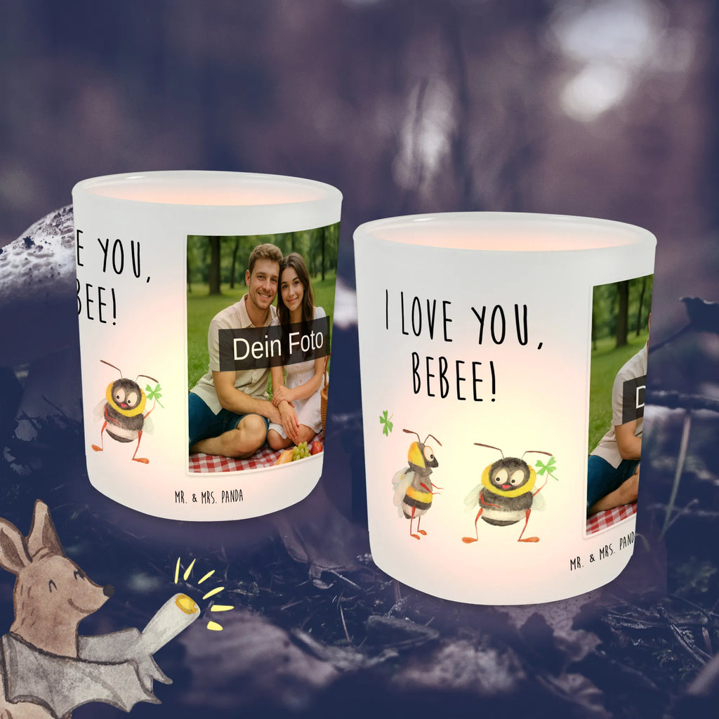 Personalisiertes Foto Windlicht Bienen Paar Windlicht Draußen selber gestalten, Windlicht Design, Windlicht Klein, Windlicht Terrasse, Windlicht Romantisch, Windlicht Modern, Windlicht Garten mit Foto, Windlicht Dekoration mit Foto, Teelichthalter mit Foto, Windlicht Wohnzimmer, Windlicht mit Foto, Teelichthalter Outdoor mit Foto, Windlicht Boho, Windlicht Nachhaltig, Windlicht Skandinavisch, Windlicht Groß, Windlicht Vintage mit Foto, Teelichthalter für draußen selber gestalten, Windlicht Geschenk, Windlicht Glas mit Wunschfoto, Windlicht Für Draußen, Windlicht Balkon, Windlicht Laterne, Foto Teelichthalter, Windlicht Outdoor, Teelichthalter mit Wunschfoto, Windlicht Kerzenhalter, Windlicht Handgemacht, Windlichter mit Foto, Teelicht Glas mit Foto, Liebe, Partner, Freund, Freundin, Ehemann, Ehefrau, Heiraten, Verlobung, Heiratsantrag, Liebesgeschenk, Jahrestag, Hocheitstag, Geschenk für Freundin, Geschenk für Frauen, für Männer, für Ehemann, Mitbringsel, Hochzeitstag, Liebesbeweis, verliebte Schildkröten, Geschenk für Partner, Valentinstag, Schildkröten