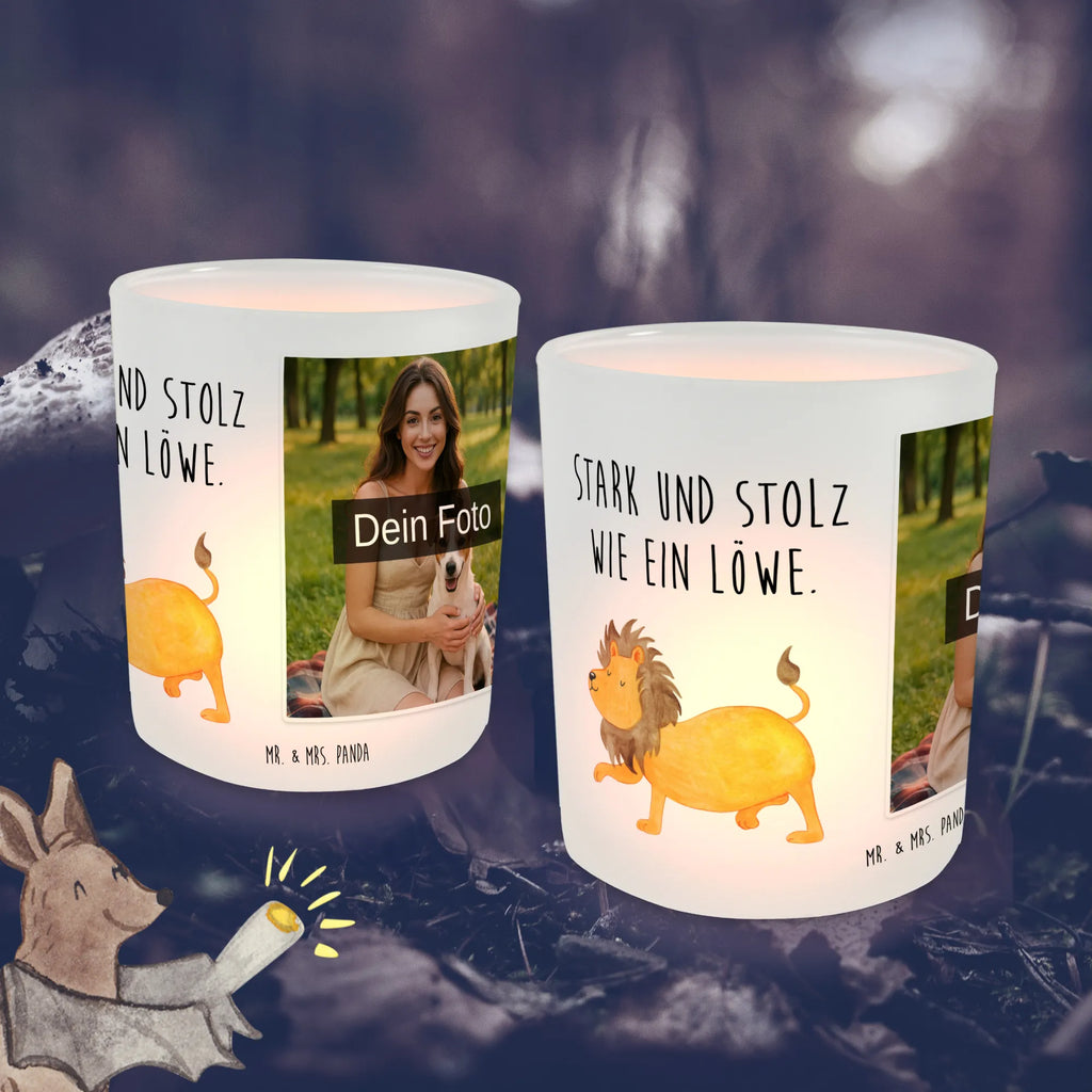 Personalisiertes Foto Windlicht Sternzeichen Löwe Windlicht mit Foto, Windlichter mit Foto, Windlicht Glas mit Wunschfoto, Windlicht Vintage mit Foto, Windlicht Draußen selber gestalten, Windlicht Garten mit Foto, Windlicht Dekoration mit Foto, Windlicht Modern, Windlicht Design, Windlicht Kerzenhalter, Windlicht Groß, Windlicht Klein, Windlicht Für Draußen, Windlicht Laterne, Windlicht Romantisch, Windlicht Skandinavisch, Windlicht Boho, Windlicht Handgemacht, Windlicht Nachhaltig, Windlicht Geschenk, Windlicht Wohnzimmer, Windlicht Balkon, Windlicht Terrasse, Windlicht Outdoor, Teelichthalter mit Foto, Teelicht Glas mit Foto, Teelichthalter Outdoor mit Foto, Teelichthalter für draußen selber gestalten, Teelichthalter mit Wunschfoto, Foto Teelichthalter, Tierkreiszeichen, Sternzeichen, Horoskop, Astrologie, Aszendent, Löwe Geschenk, Löwe Sternzeichen, Geschenk Juli, Geburtstag Juli, Geschenk August, Geburtstag August, König der Tiere