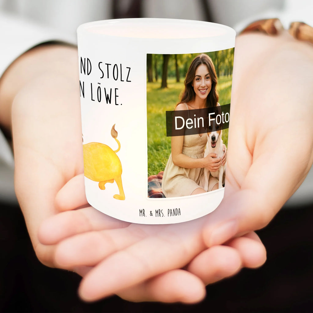 Personalisiertes Foto Windlicht Sternzeichen Löwe Windlicht mit Foto, Windlichter mit Foto, Windlicht Glas mit Wunschfoto, Windlicht Vintage mit Foto, Windlicht Draußen selber gestalten, Windlicht Garten mit Foto, Windlicht Dekoration mit Foto, Windlicht Modern, Windlicht Design, Windlicht Kerzenhalter, Windlicht Groß, Windlicht Klein, Windlicht Für Draußen, Windlicht Laterne, Windlicht Romantisch, Windlicht Skandinavisch, Windlicht Boho, Windlicht Handgemacht, Windlicht Nachhaltig, Windlicht Geschenk, Windlicht Wohnzimmer, Windlicht Balkon, Windlicht Terrasse, Windlicht Outdoor, Teelichthalter mit Foto, Teelicht Glas mit Foto, Teelichthalter Outdoor mit Foto, Teelichthalter für draußen selber gestalten, Teelichthalter mit Wunschfoto, Foto Teelichthalter, Tierkreiszeichen, Sternzeichen, Horoskop, Astrologie, Aszendent, Löwe Geschenk, Löwe Sternzeichen, Geschenk Juli, Geburtstag Juli, Geschenk August, Geburtstag August, König der Tiere