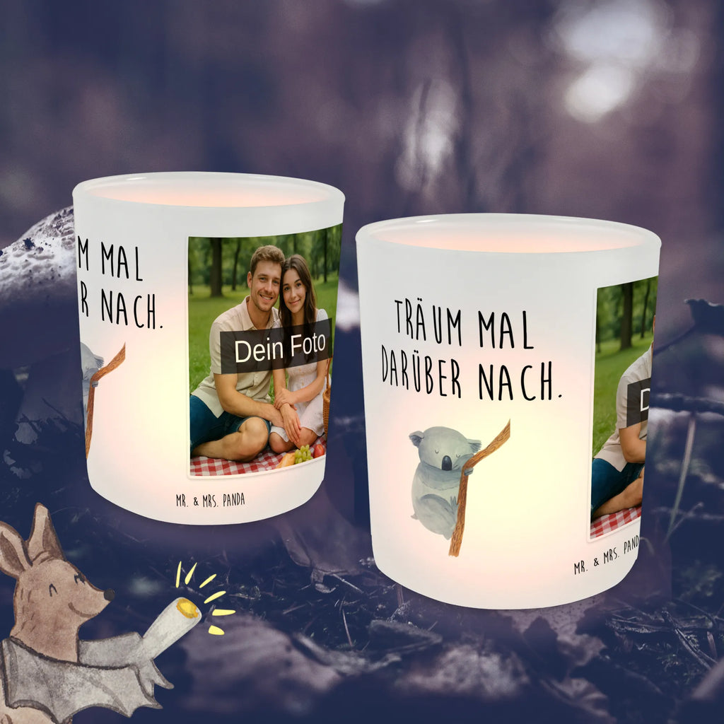 Personalisiertes Foto Windlicht Koalabär Windlicht Draußen selber gestalten, Windlicht Kerzenhalter, Windlicht Handgemacht, Windlicht Dekoration mit Foto, Windlichter mit Foto, Windlicht Geschenk, Windlicht Wohnzimmer, Windlicht Boho, Windlicht Balkon, Windlicht Nachhaltig, Teelichthalter Outdoor mit Foto, Windlicht Groß, Windlicht Garten mit Foto, Teelichthalter für draußen selber gestalten, Windlicht Für Draußen, Windlicht Terrasse, Teelichthalter mit Wunschfoto, Windlicht Outdoor, Windlicht mit Foto, Windlicht Skandinavisch, Teelicht Glas mit Foto, Windlicht Laterne, Windlicht Glas mit Wunschfoto, Teelichthalter mit Foto, Windlicht Modern, Windlicht Design, Windlicht Klein, Windlicht Vintage mit Foto, Foto Teelichthalter, Windlicht Romantisch, Tiermotive, Gute Laune, lustige Sprüche, Tiere, Bär, Schlafzimmer, Traumland, träumen, Traum, Koala, Koalabär, schlafen