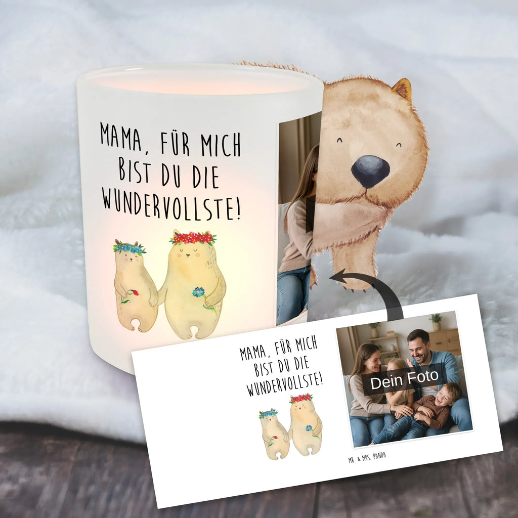 Personalisiertes Foto Windlicht Bären mit Blumenkranz Windlicht Handgemacht, Teelichthalter mit Foto, Teelichthalter mit Wunschfoto, Windlicht Garten mit Foto, Windlicht Design, Windlicht Klein, Windlicht Romantisch, Windlicht Groß, Windlicht Für Draußen, Windlicht Outdoor, Windlicht Kerzenhalter, Teelicht Glas mit Foto, Windlicht Modern, Windlicht Dekoration mit Foto, Windlicht Boho, Foto Teelichthalter, Windlicht mit Foto, Windlicht Draußen selber gestalten, Teelichthalter Outdoor mit Foto, Teelichthalter für draußen selber gestalten, Windlicht Terrasse, Windlicht Nachhaltig, Windlicht Glas mit Wunschfoto, Windlicht Geschenk, Windlichter mit Foto, Windlicht Balkon, Windlicht Skandinavisch, Windlicht Vintage mit Foto, Windlicht Laterne, Windlicht Wohnzimmer, Familie, Vatertag, Muttertag, Bruder, Schwester, Mama, Papa, Oma, Opa, Lieblingsmensch, Mutter, Mutti, Vorbild, Family, Mami, Kinder, Geschenk Mama. Muttertag, Töchter, weltbeste Mama, Bär, Tochter, beste Mutter, Bären, Lieblingsmama, Kind