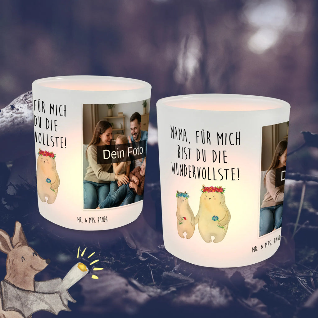 Personalisiertes Foto Windlicht Bären mit Blumenkranz Windlicht Handgemacht, Teelichthalter mit Foto, Teelichthalter mit Wunschfoto, Windlicht Garten mit Foto, Windlicht Design, Windlicht Klein, Windlicht Romantisch, Windlicht Groß, Windlicht Für Draußen, Windlicht Outdoor, Windlicht Kerzenhalter, Teelicht Glas mit Foto, Windlicht Modern, Windlicht Dekoration mit Foto, Windlicht Boho, Foto Teelichthalter, Windlicht mit Foto, Windlicht Draußen selber gestalten, Teelichthalter Outdoor mit Foto, Teelichthalter für draußen selber gestalten, Windlicht Terrasse, Windlicht Nachhaltig, Windlicht Glas mit Wunschfoto, Windlicht Geschenk, Windlichter mit Foto, Windlicht Balkon, Windlicht Skandinavisch, Windlicht Vintage mit Foto, Windlicht Laterne, Windlicht Wohnzimmer, Familie, Vatertag, Muttertag, Bruder, Schwester, Mama, Papa, Oma, Opa, Lieblingsmensch, Mutter, Mutti, Vorbild, Family, Mami, Kinder, Geschenk Mama. Muttertag, Töchter, weltbeste Mama, Bär, Tochter, beste Mutter, Bären, Lieblingsmama, Kind