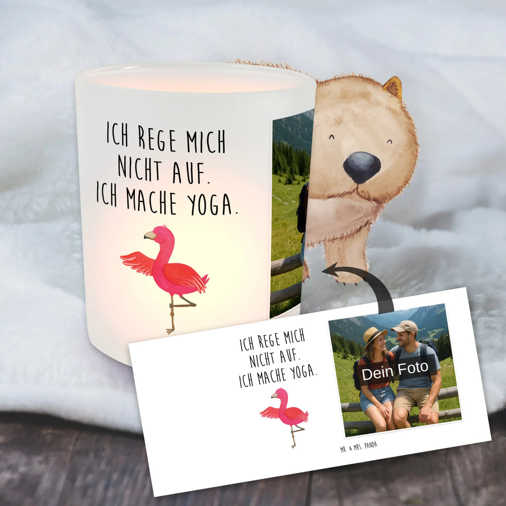 Personalisiertes Foto Windlicht Flamingo Yoga Windlicht Vintage mit Foto, Windlicht Design, Windlicht Boho, Teelicht Glas mit Foto, Windlichter mit Foto, Teelichthalter mit Foto, Teelichthalter für draußen selber gestalten, Windlicht Draußen selber gestalten, Windlicht mit Foto, Windlicht Garten mit Foto, Windlicht Nachhaltig, Windlicht Skandinavisch, Windlicht Glas mit Wunschfoto, Windlicht Für Draußen, Teelichthalter Outdoor mit Foto, Windlicht Laterne, Windlicht Kerzenhalter, Windlicht Geschenk, Windlicht Klein, Windlicht Handgemacht, Windlicht Groß, Teelichthalter mit Wunschfoto, Windlicht Romantisch, Foto Teelichthalter, Windlicht Outdoor, Windlicht Modern, Windlicht Wohnzimmer, Windlicht Terrasse, Windlicht Balkon, Windlicht Dekoration mit Foto, Flamingo, Tiefenentspannung, Namaste, Ärger, Achtsamkeit, Vogel, Yoga-Übung, Aufregen, Entspannung, Yoga