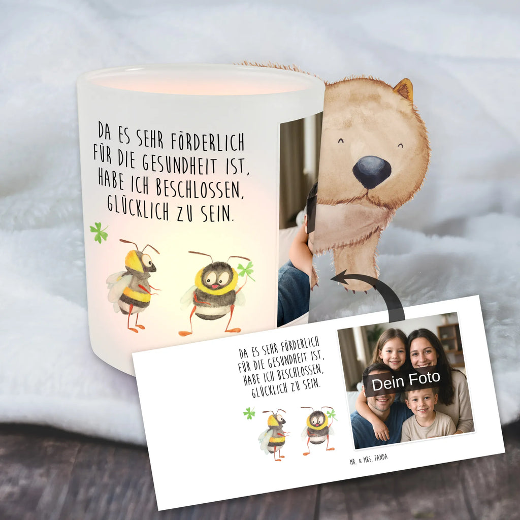 Personalisiertes Foto Windlicht Hummeln Kleeblatt Teelichthalter mit Foto, Teelichthalter für draußen selber gestalten, Windlicht Klein, Windlicht Wohnzimmer, Windlicht Für Draußen, Windlicht Outdoor, Teelichthalter mit Wunschfoto, Windlicht Draußen selber gestalten, Windlicht mit Foto, Windlichter mit Foto, Windlicht Balkon, Windlicht Dekoration mit Foto, Windlicht Design, Windlicht Boho, Windlicht Glas mit Wunschfoto, Windlicht Handgemacht, Windlicht Laterne, Windlicht Vintage mit Foto, Teelicht Glas mit Foto, Windlicht Terrasse, Windlicht Geschenk, Teelichthalter Outdoor mit Foto, Foto Teelichthalter, Windlicht Skandinavisch, Windlicht Groß, Windlicht Nachhaltig, Windlicht Kerzenhalter, Windlicht Garten mit Foto, Windlicht Modern, Windlicht Romantisch, Tiermotive, Gute Laune, lustige Sprüche, Tiere, Hummel, Spruch fröhlich, Spruch schön, Spruch positiv, glücklich sein, glücklich werden, Biene, Biene Deko