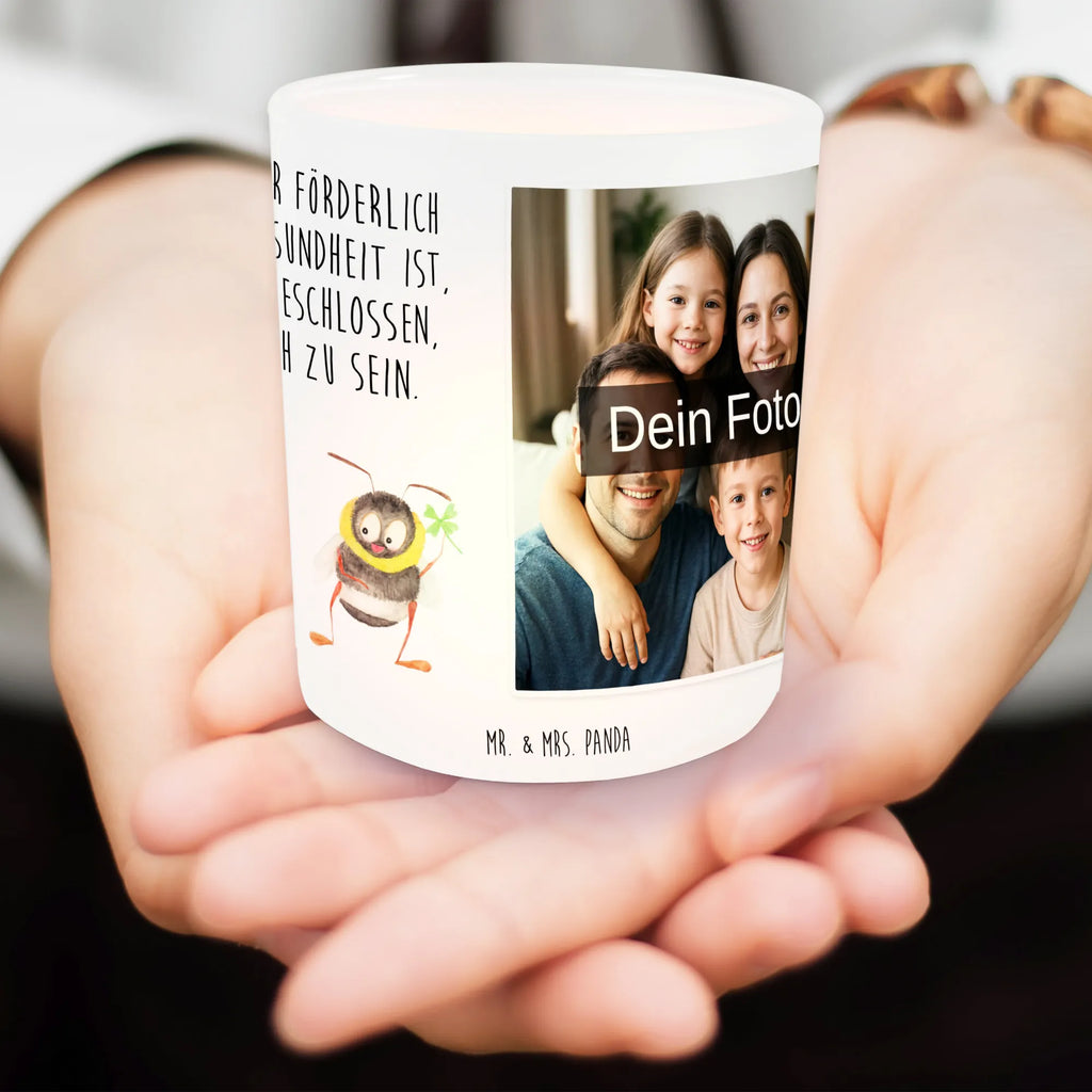 Personalisiertes Foto Windlicht Hummeln Kleeblatt Teelichthalter mit Foto, Teelichthalter für draußen selber gestalten, Windlicht Klein, Windlicht Wohnzimmer, Windlicht Für Draußen, Windlicht Outdoor, Teelichthalter mit Wunschfoto, Windlicht Draußen selber gestalten, Windlicht mit Foto, Windlichter mit Foto, Windlicht Balkon, Windlicht Dekoration mit Foto, Windlicht Design, Windlicht Boho, Windlicht Glas mit Wunschfoto, Windlicht Handgemacht, Windlicht Laterne, Windlicht Vintage mit Foto, Teelicht Glas mit Foto, Windlicht Terrasse, Windlicht Geschenk, Teelichthalter Outdoor mit Foto, Foto Teelichthalter, Windlicht Skandinavisch, Windlicht Groß, Windlicht Nachhaltig, Windlicht Kerzenhalter, Windlicht Garten mit Foto, Windlicht Modern, Windlicht Romantisch, Tiermotive, Gute Laune, lustige Sprüche, Tiere, Hummel, Spruch fröhlich, Spruch schön, Spruch positiv, glücklich sein, glücklich werden, Biene, Biene Deko