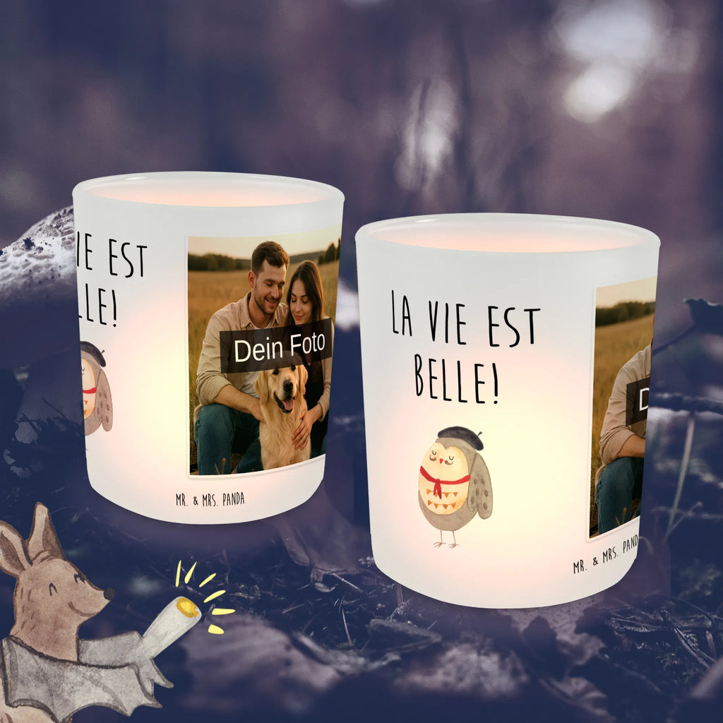 Personalisiertes Foto Windlicht Eule Frankreich Foto Teelichthalter, Windlicht Outdoor, Teelichthalter mit Foto, Windlicht Design, Windlicht Balkon, Windlicht Laterne, Windlicht Skandinavisch, Windlicht Handgemacht, Windlicht Geschenk, Windlicht Groß, Windlicht Glas mit Wunschfoto, Windlicht Dekoration mit Foto, Windlicht Terrasse, Windlicht Draußen selber gestalten, Windlicht Klein, Windlicht Nachhaltig, Windlicht Wohnzimmer, Teelichthalter mit Wunschfoto, Teelichthalter Outdoor mit Foto, Windlicht Kerzenhalter, Windlicht Garten mit Foto, Windlicht Für Draußen, Teelichthalter für draußen selber gestalten, Windlichter mit Foto, Windlicht Modern, Windlicht Vintage mit Foto, Windlicht Romantisch, Teelicht Glas mit Foto, Windlicht Boho, Windlicht mit Foto, Eule, Eule Deko, hibou, das Leben ist schön, Spruch Französisch, Eulen, Frankreich, Owl, Spruch schön, La vie est belle