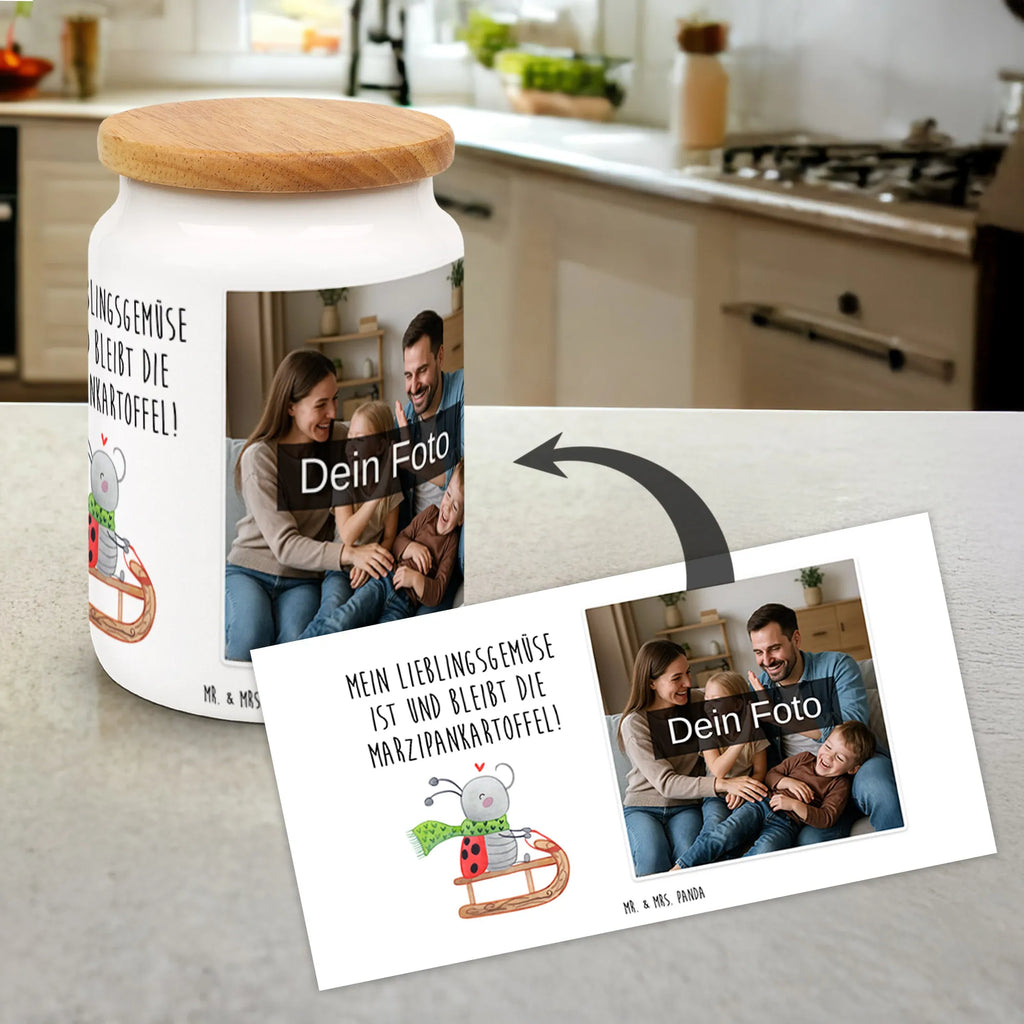 Personalisierte Foto Vorratsdose Smörle Rodeln Werbeschenk mit Logo, Vorratsdose Mit Eigenem Foto, Vorratsdose Mit Bild, Vorratsdose Mit Fotodruck, Frischhaltedose Mit Eigenem Foto, Personalisierte Vorratsdose Mit Bild, Werbeschenk mit Bild, Vorratsdose Mit Kinderfoto, Vorratsdose Selbst Gestalten Mit Foto, Vorratsdose Mit Eigenem Motiv, Vorratsdose Mit Haustierfoto, Küchenbox Mit Bild, Vorratsdose Mit Foto Und Text, Vorratsdose Bedrucken Lassen, Vorratsdose Mit Wunschfoto, Foto Vorratsdose, Aufbewahrungsdose Mit Foto, Vorratsbehälter Mit Foto, Individuelle Vorratsdose Mit Bild, Vorratsdose Mit Foto, Vorratsdose Mit Familienfoto, Vorratsdose Personalisiert Mit Foto, Vorratsdose Als Geschenk Mit Foto, Vorratsglas Mit Foto, Vorratsdose Mit Bild Und Namen, Aufbewahrungsdose Mit Bild, Winter, Weihnachten, Weihnachtsdeko, Nikolaus, Advent, Heiligabend, Wintermotiv, Schlittenfahren, Smörle, Marzipan