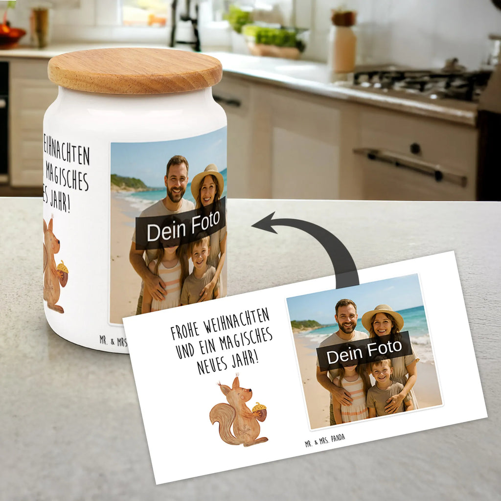 Personalisierte Foto Vorratsdose Eichhörnchen Weihnachten Küchenbox Mit Bild, Vorratsdose Mit Foto, Aufbewahrungsdose Mit Foto, Vorratsdose Mit Wunschfoto, Vorratsdose Mit Fotodruck, Individuelle Vorratsdose Mit Bild, Vorratsglas Mit Foto, Werbeschenk mit Bild, Vorratsdose Personalisiert Mit Foto, Aufbewahrungsdose Mit Bild, Vorratsdose Mit Haustierfoto, Vorratsdose Mit Foto Und Text, Vorratsdose Mit Familienfoto, Vorratsbehälter Mit Foto, Vorratsdose Mit Kinderfoto, Vorratsdose Mit Eigenem Foto, Vorratsdose Mit Bild Und Namen, Vorratsdose Selbst Gestalten Mit Foto, Foto Vorratsdose, Vorratsdose Mit Bild, Vorratsdose Mit Eigenem Motiv, Werbeschenk mit Logo, Frischhaltedose Mit Eigenem Foto, Vorratsdose Als Geschenk Mit Foto, Vorratsdose Bedrucken Lassen, Personalisierte Vorratsdose Mit Bild, Winter, Weihnachten, Weihnachtsdeko, Nikolaus, Advent, Heiligabend, Wintermotiv, Weihnachtsgruß, Frohe Weihnachten, Frohes neues Jahr, Neujahr, Vogel, Guten Rutsch, Weihnachtsmotiv