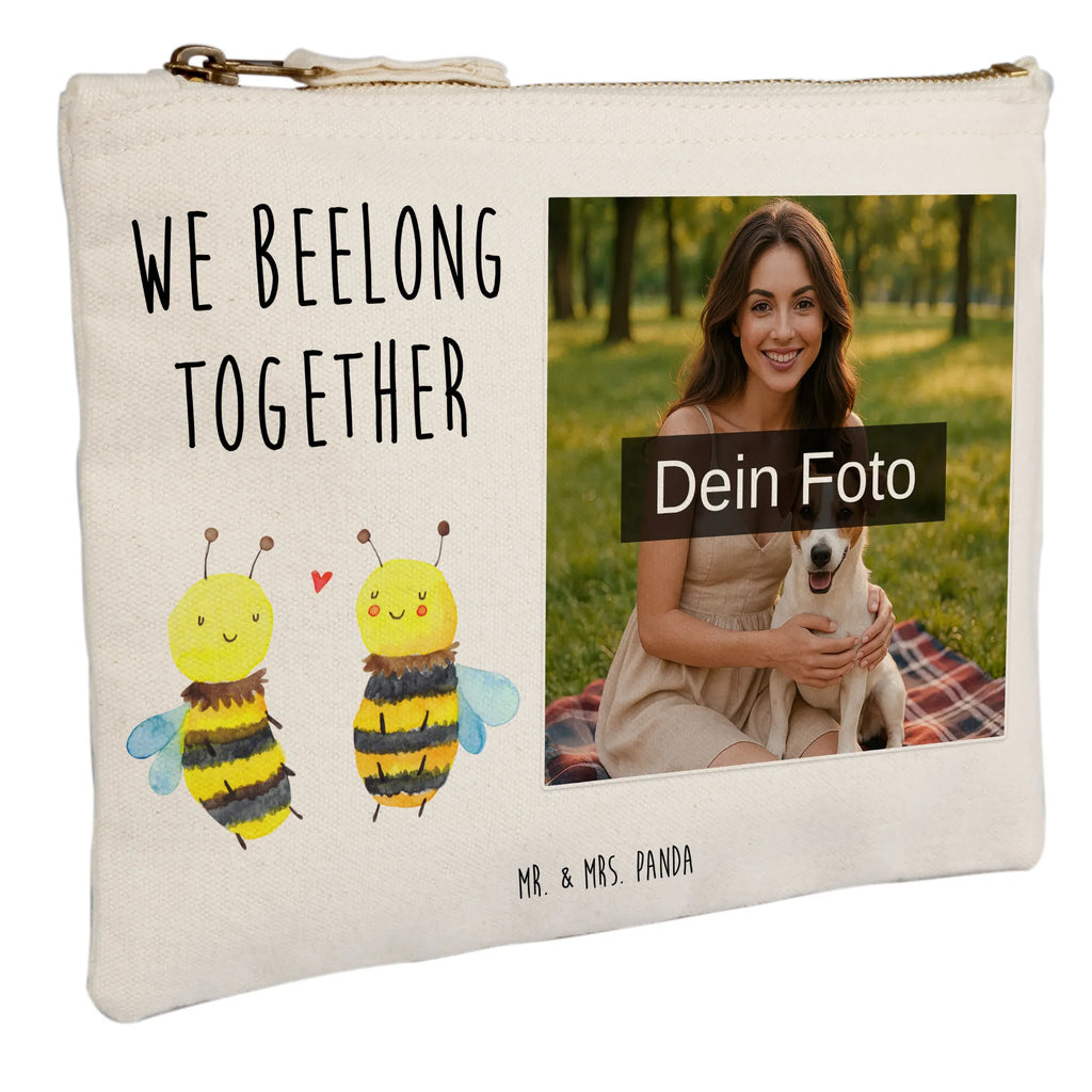 Personalisierte Foto Schminktasche Biene Verliebt Aufbewahrung Für Schminke Mit Foto, Kosmetiktasche Organizer Mit Foto, Kosmetiktasche Mit Foto, Schminktasche Mit Reißverschluss Und Foto, Schminktasche Mit Wunschfoto, Kulturbeutel Damen Mit Foto, Kosmetiktasche Zum Mitnehmen Mit Bild, Personalisierte Schminktasche Mit Foto, Schminktasche Blumen Mit Foto, Make-Up Tasche Mit Foto, Schminktasche Für Unterwegs Mit Foto, Schminktasche Mit Fächern Und Bild, Schminktasche Für Teenager Mit Bild, Stifteaufbewahrung Mit Bild, Schminktasche Mit Eigenem Bild, Schminktasche Leder Mit Fotodruck, Schminktasche Tiermotiv Mit Eigenem Bild, Schminktasche Stoff Mit Eigenem Foto, Schminktasche Groß Mit Bild, Schminktasche Mit Muster Und Foto, Schminktasche Zum Aufhängen Mit Bild, Schminktasche Für Mädchen Mit Foto, Schminktasche Reise Mit Foto, Schminktasche Klein Mit Foto, Kosmetiktasche Für Handtasche Mit Foto, Reise-Kosmetiktasche Mit Eigenem Motiv, Schminkbeutel Mit Fotodruck, Schminktasche Geschenk Mit Foto, Schminktasche Nachhaltig Mit Bild, Schminktasche Mit Foto, Schminktäschchen Mit Bild, Stiftetasche Mit Eigenem Foto, Kosmetiktasche Damen Mit Bild, Biene, Wespe, Hummel
