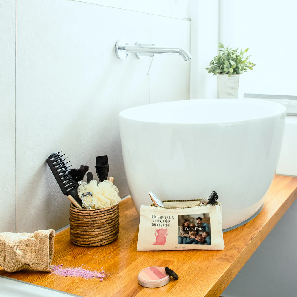 Personalisierte Foto Schminktasche Axolotl Hurra Schminktasche Mit Fächern Und Bild, Schminktasche Tiermotiv Mit Eigenem Bild, Schminktasche Mit Wunschfoto, Schminktasche Groß Mit Bild, Personalisierte Schminktasche Mit Foto, Kosmetiktasche Zum Mitnehmen Mit Bild, Schminktasche Mit Eigenem Bild, Schminktasche Geschenk Mit Foto, Schminktäschchen Mit Bild, Schminkbeutel Mit Fotodruck, Schminktasche Leder Mit Fotodruck, Schminktasche Klein Mit Foto, Schminktasche Mit Foto, Schminktasche Mit Muster Und Foto, Kosmetiktasche Organizer Mit Foto, Kulturbeutel Damen Mit Foto, Aufbewahrung Für Schminke Mit Foto, Schminktasche Stoff Mit Eigenem Foto, Schminktasche Für Unterwegs Mit Foto, Schminktasche Für Mädchen Mit Foto, Make-Up Tasche Mit Foto, Kosmetiktasche Mit Foto, Kosmetiktasche Damen Mit Bild, Schminktasche Nachhaltig Mit Bild, Schminktasche Zum Aufhängen Mit Bild, Stiftetasche Mit Eigenem Foto, Reise-Kosmetiktasche Mit Eigenem Motiv, Kosmetiktasche Für Handtasche Mit Foto, Schminktasche Blumen Mit Foto, Schminktasche Für Teenager Mit Bild, Stifteaufbewahrung Mit Bild, Schminktasche Mit Reißverschluss Und Foto, Schminktasche Reise Mit Foto, Axolotl, Molch, Schwanzlurch, Axolot, Zufriedenheit, fröhlich, Freude, Spaß, Motivation, Lurche, Lurch