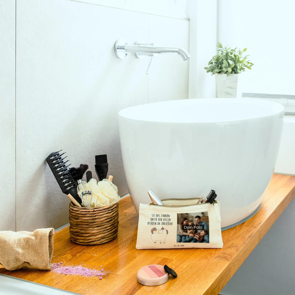 Personalisierte Foto Schminktasche Einhorn Stolzieren Schminktasche Für Unterwegs Mit Foto, Schminktasche Für Mädchen Mit Foto, Schminkbeutel Mit Fotodruck, Schminktasche Für Teenager Mit Bild, Schminktasche Stoff Mit Eigenem Foto, Schminktasche Mit Eigenem Bild, Schminktasche Mit Wunschfoto, Stiftetasche Mit Eigenem Foto, Kosmetiktasche Mit Foto, Schminktasche Tiermotiv Mit Eigenem Bild, Schminktasche Mit Fächern Und Bild, Aufbewahrung Für Schminke Mit Foto, Schminktäschchen Mit Bild, Make-Up Tasche Mit Foto, Reise-Kosmetiktasche Mit Eigenem Motiv, Schminktasche Mit Muster Und Foto, Kulturbeutel Damen Mit Foto, Kosmetiktasche Damen Mit Bild, Schminktasche Mit Foto, Schminktasche Zum Aufhängen Mit Bild, Schminktasche Nachhaltig Mit Bild, Schminktasche Klein Mit Foto, Schminktasche Groß Mit Bild, Schminktasche Blumen Mit Foto, Schminktasche Mit Reißverschluss Und Foto, Personalisierte Schminktasche Mit Foto, Kosmetiktasche Organizer Mit Foto, Schminktasche Leder Mit Fotodruck, Kosmetiktasche Zum Mitnehmen Mit Bild, Schminktasche Reise Mit Foto, Kosmetiktasche Für Handtasche Mit Foto, Schminktasche Geschenk Mit Foto, Stifteaufbewahrung Mit Bild, Einhorn, Einhörner, Einhorn Deko, Unicorn, Freundin, anders, Reiter, bunt, stolz, Pferd, Reiten, Geschenk