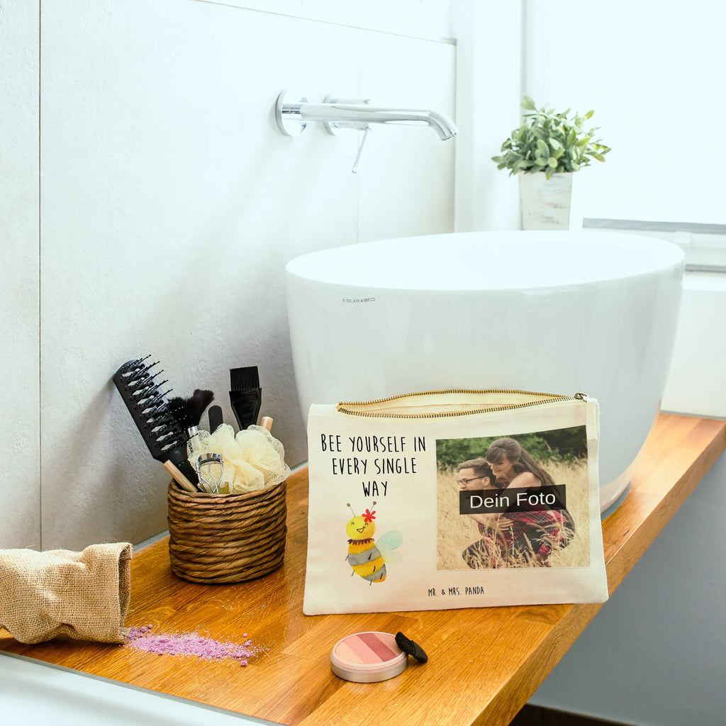 Personalisierte Foto Schminktasche Biene Blume Schminkbeutel Mit Fotodruck, Schminktasche Mit Foto, Kosmetiktasche Organizer Mit Foto, Stifteaufbewahrung Mit Bild, Schminktasche Nachhaltig Mit Bild, Schminktasche Blumen Mit Foto, Schminktasche Für Mädchen Mit Foto, Kosmetiktasche Mit Foto, Schminktasche Für Teenager Mit Bild, Kosmetiktasche Damen Mit Bild, Schminktasche Für Unterwegs Mit Foto, Schminktasche Zum Aufhängen Mit Bild, Schminktasche Klein Mit Foto, Schminktäschchen Mit Bild, Schminktasche Leder Mit Fotodruck, Aufbewahrung Für Schminke Mit Foto, Schminktasche Tiermotiv Mit Eigenem Bild, Schminktasche Mit Eigenem Bild, Schminktasche Mit Muster Und Foto, Kosmetiktasche Für Handtasche Mit Foto, Reise-Kosmetiktasche Mit Eigenem Motiv, Schminktasche Mit Fächern Und Bild, Schminktasche Stoff Mit Eigenem Foto, Stiftetasche Mit Eigenem Foto, Kosmetiktasche Zum Mitnehmen Mit Bild, Schminktasche Geschenk Mit Foto, Schminktasche Groß Mit Bild, Schminktasche Mit Reißverschluss Und Foto, Schminktasche Reise Mit Foto, Kulturbeutel Damen Mit Foto, Personalisierte Schminktasche Mit Foto, Make-Up Tasche Mit Foto, Schminktasche Mit Wunschfoto, Biene, Wespe, Hummel