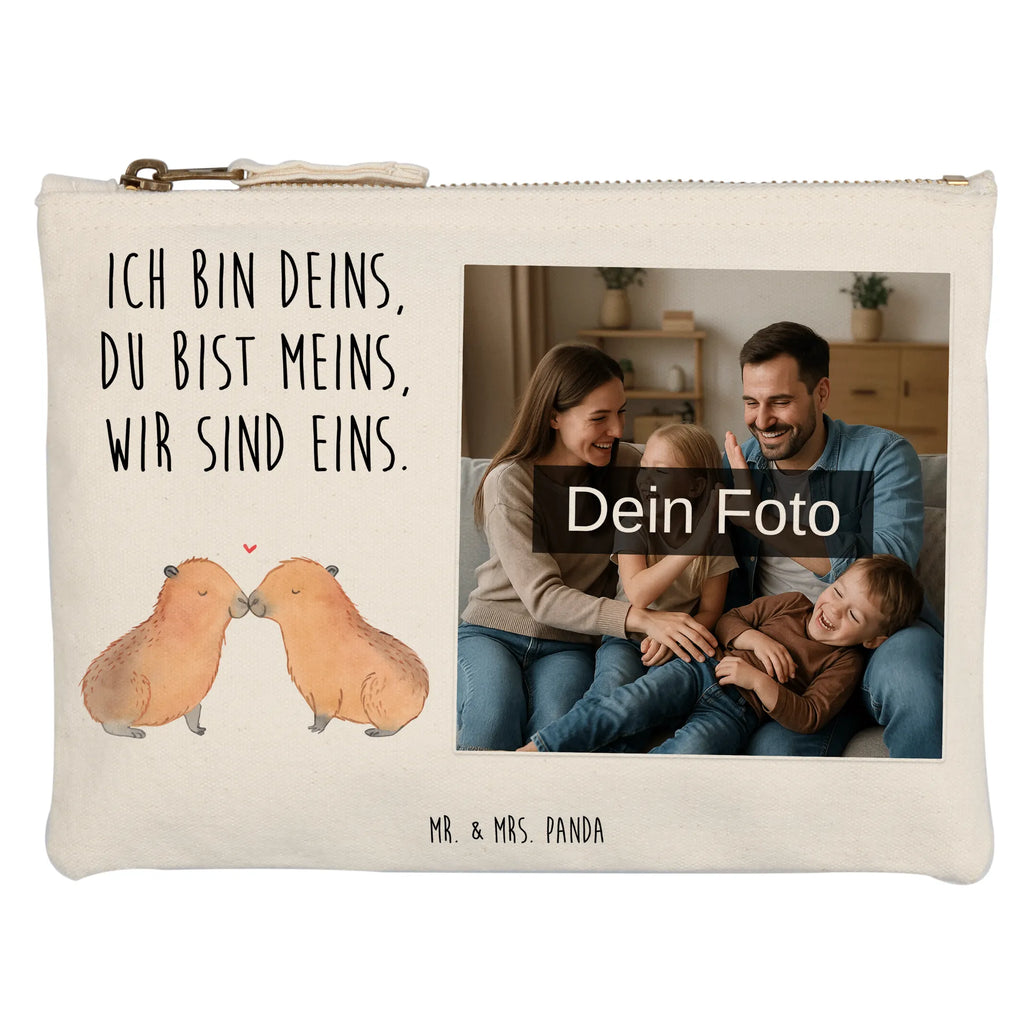 Personalisierte Foto Schminktasche Capybara Liebe Kulturbeutel Damen Mit Foto, Kosmetiktasche Organizer Mit Foto, Schminktasche Zum Aufhängen Mit Bild, Schminktasche Leder Mit Fotodruck, Make-Up Tasche Mit Foto, Schminktasche Stoff Mit Eigenem Foto, Schminktasche Für Mädchen Mit Foto, Schminktasche Groß Mit Bild, Schminktasche Mit Fächern Und Bild, Schminktasche Nachhaltig Mit Bild, Schminktasche Mit Foto, Kosmetiktasche Mit Foto, Schminktasche Für Teenager Mit Bild, Schminktasche Geschenk Mit Foto, Schminkbeutel Mit Fotodruck, Schminktasche Reise Mit Foto, Schminktasche Tiermotiv Mit Eigenem Bild, Personalisierte Schminktasche Mit Foto, Schminktasche Mit Muster Und Foto, Schminktasche Klein Mit Foto, Kosmetiktasche Zum Mitnehmen Mit Bild, Stifteaufbewahrung Mit Bild, Reise-Kosmetiktasche Mit Eigenem Motiv, Schminktäschchen Mit Bild, Schminktasche Für Unterwegs Mit Foto, Schminktasche Blumen Mit Foto, Stiftetasche Mit Eigenem Foto, Aufbewahrung Für Schminke Mit Foto, Schminktasche Mit Reißverschluss Und Foto, Kosmetiktasche Für Handtasche Mit Foto, Kosmetiktasche Damen Mit Bild, Schminktasche Mit Wunschfoto, Schminktasche Mit Eigenem Bild, Tiermotive, Gute Laune, lustige Sprüche, Tiere, Liebesspruch, Beziehung, Partnertiere, Du bist meins, Capybara, Romantisches Geschenk, Paar, Jahrestag, Verschmolzen, Herzlich, verliebt, Tierliebe, Geschenkidee, Ehejubiläum, Valentinstag, Handgezeichnet, Ich bin deins, Kuschel Capybaras, Liebesbeweis, Liebe